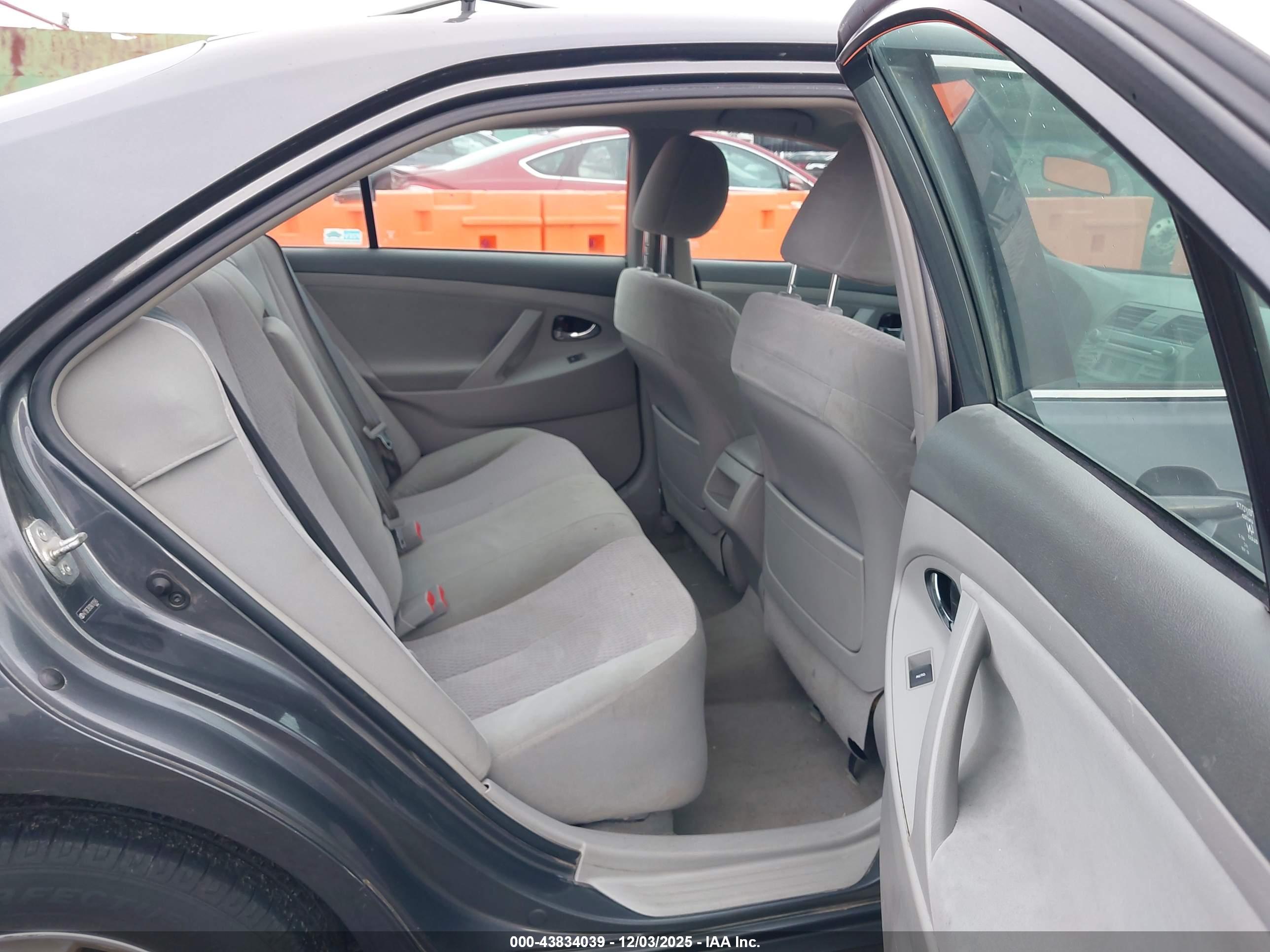 TOYOTA CAMRY image 8