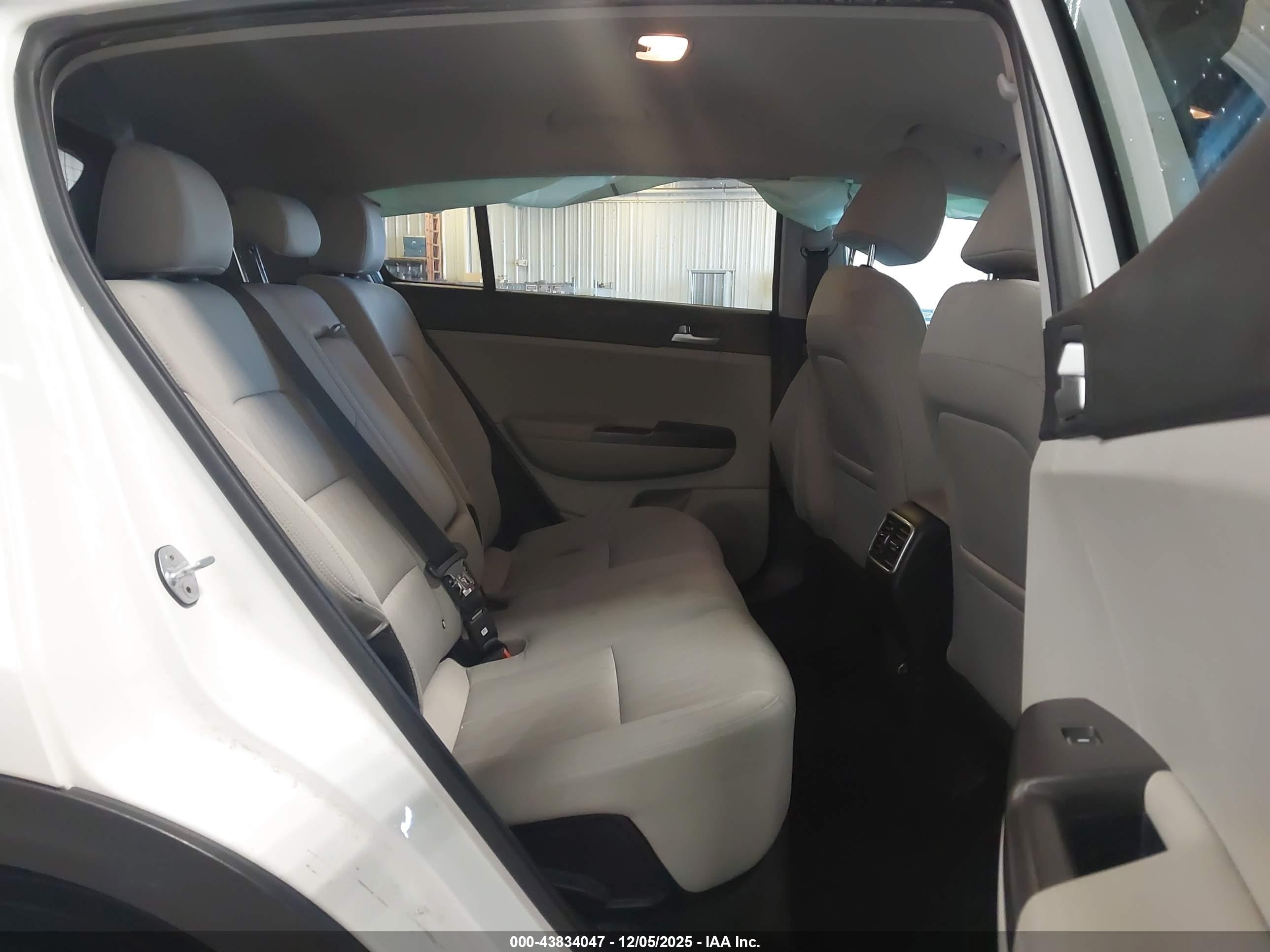 KIA SPORTAGE image 8