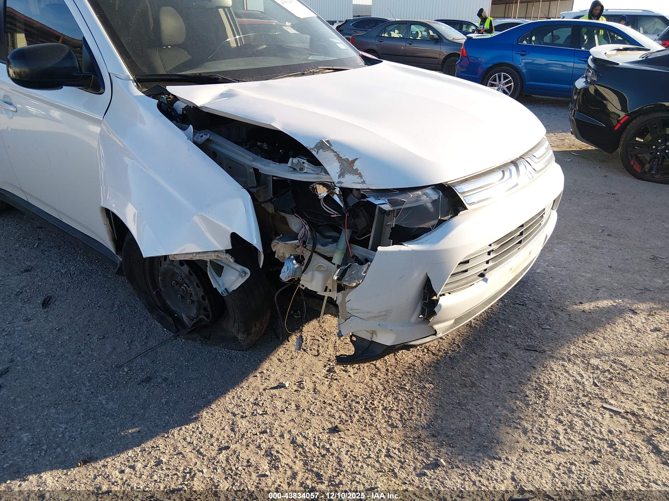 MITSUBISHI OUTLANDER image 6