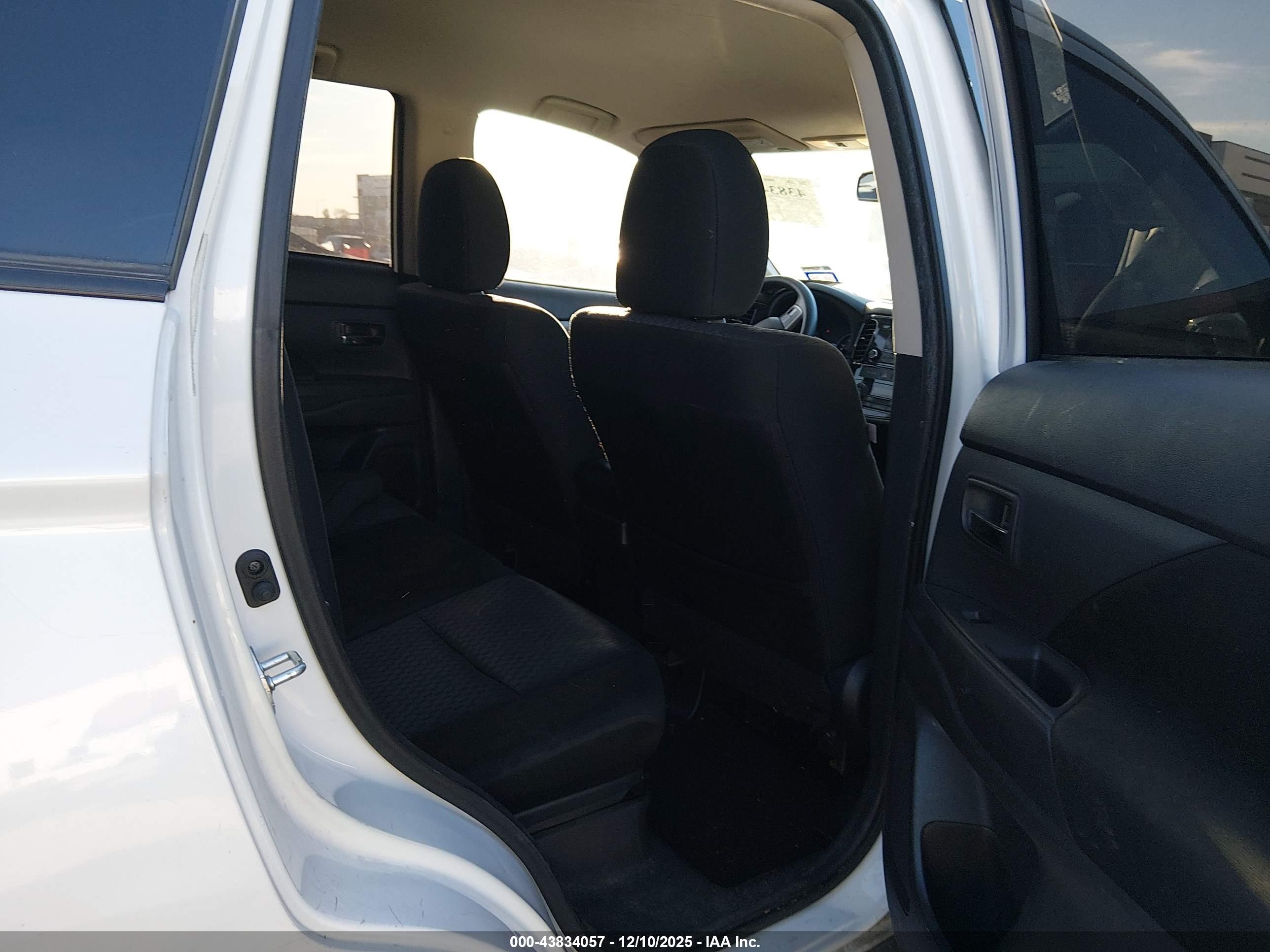 MITSUBISHI OUTLANDER image 8