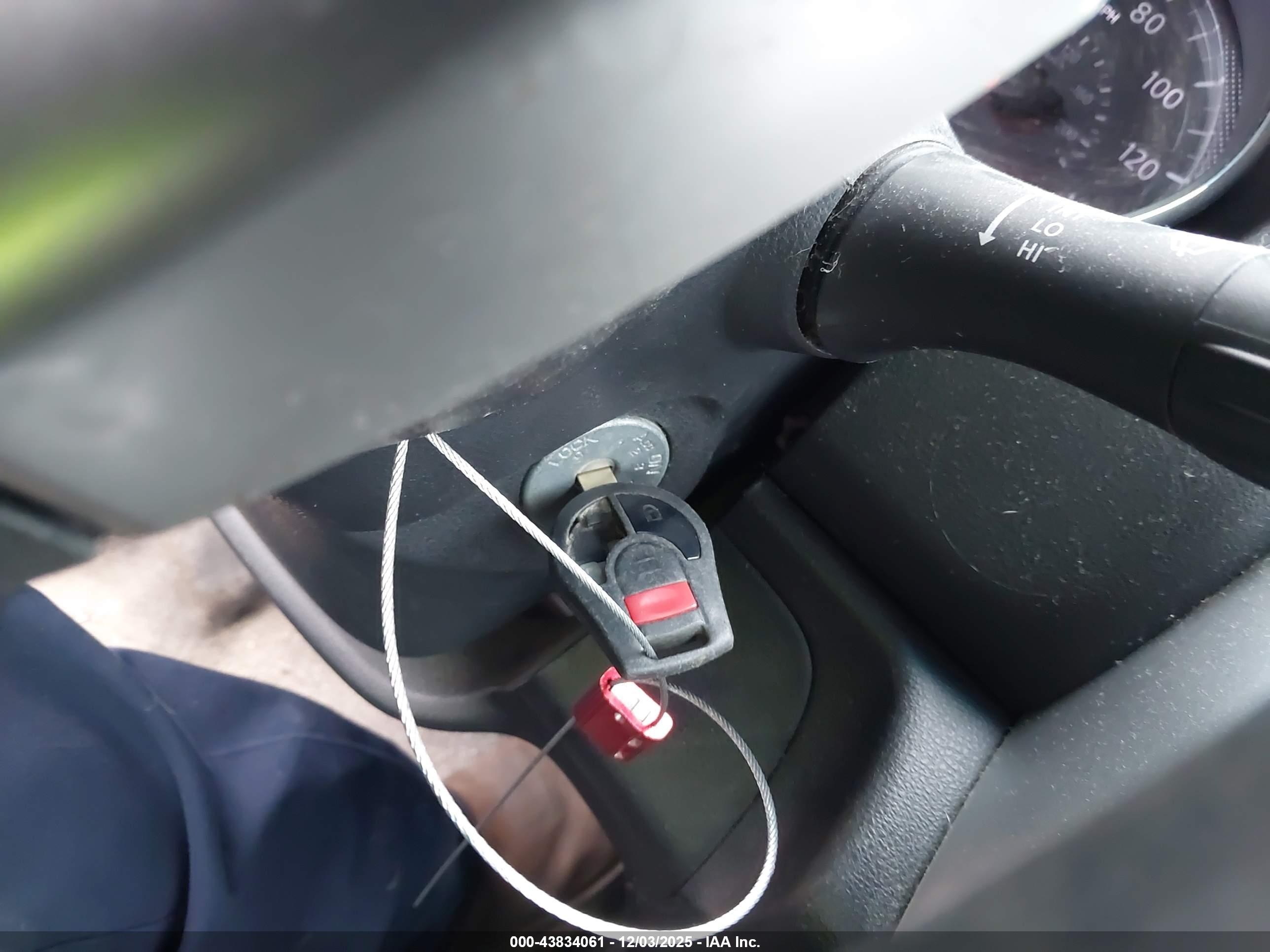NISSAN VERSA image 11