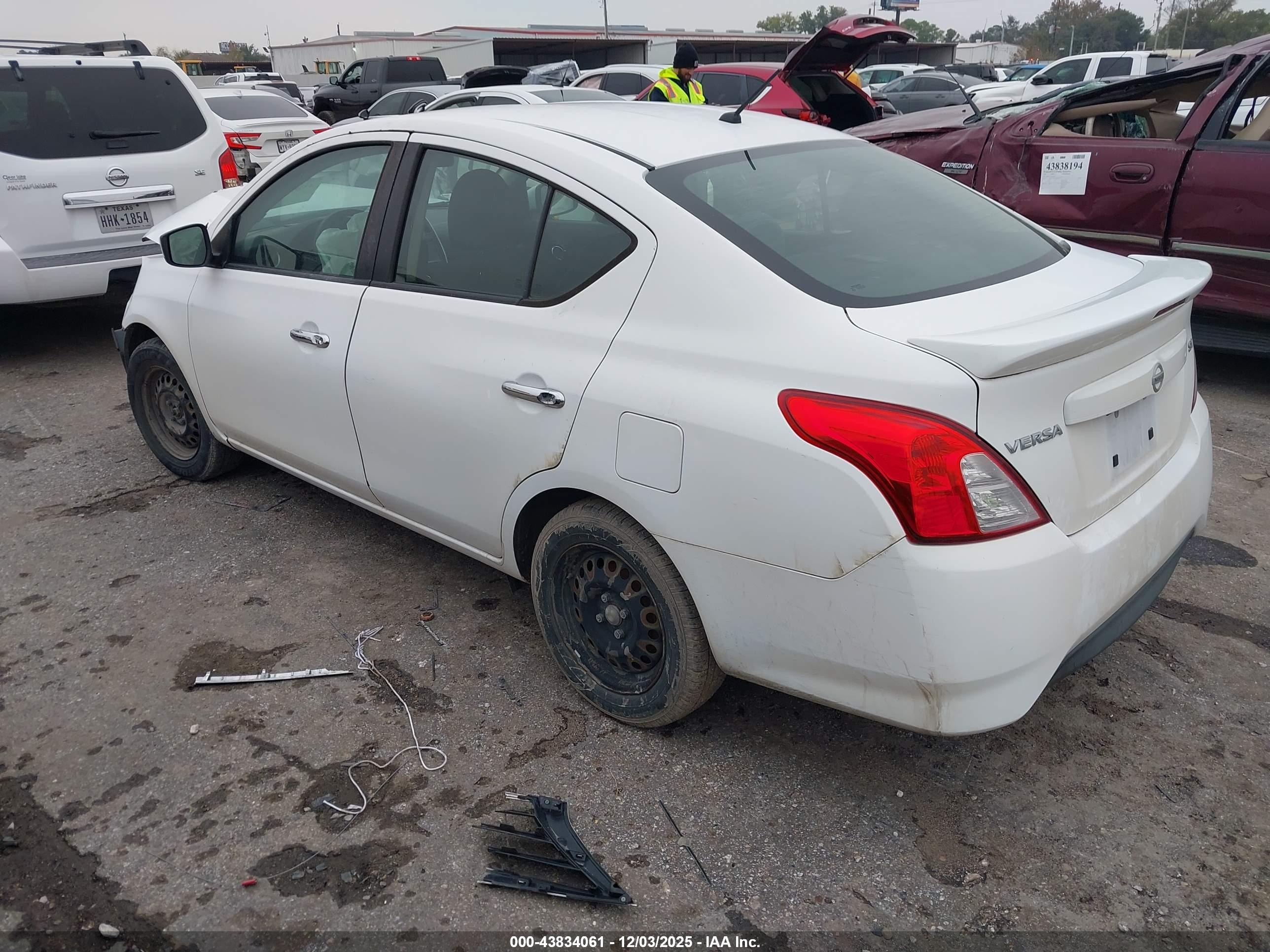 NISSAN VERSA image 3