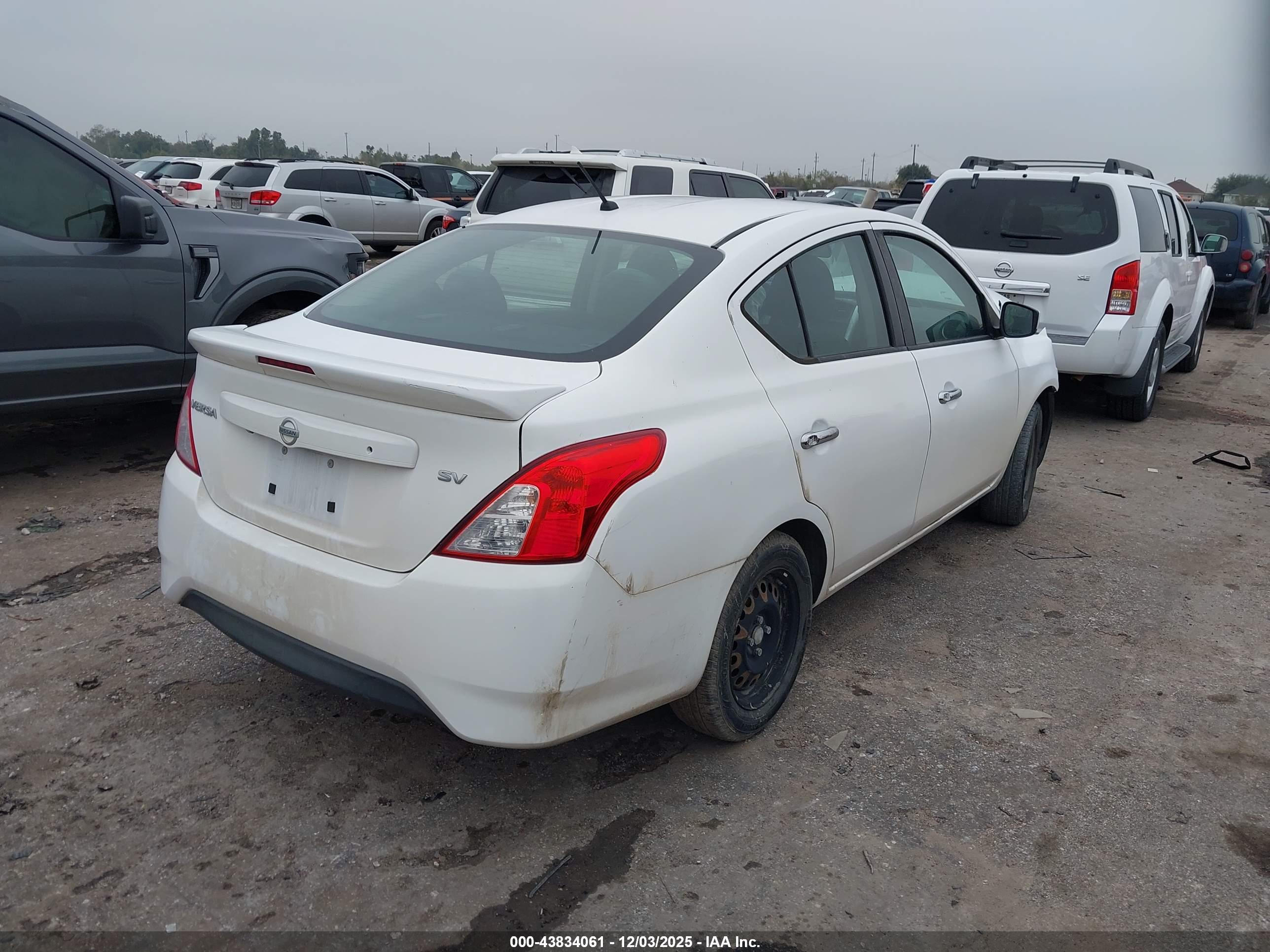 NISSAN VERSA image 4