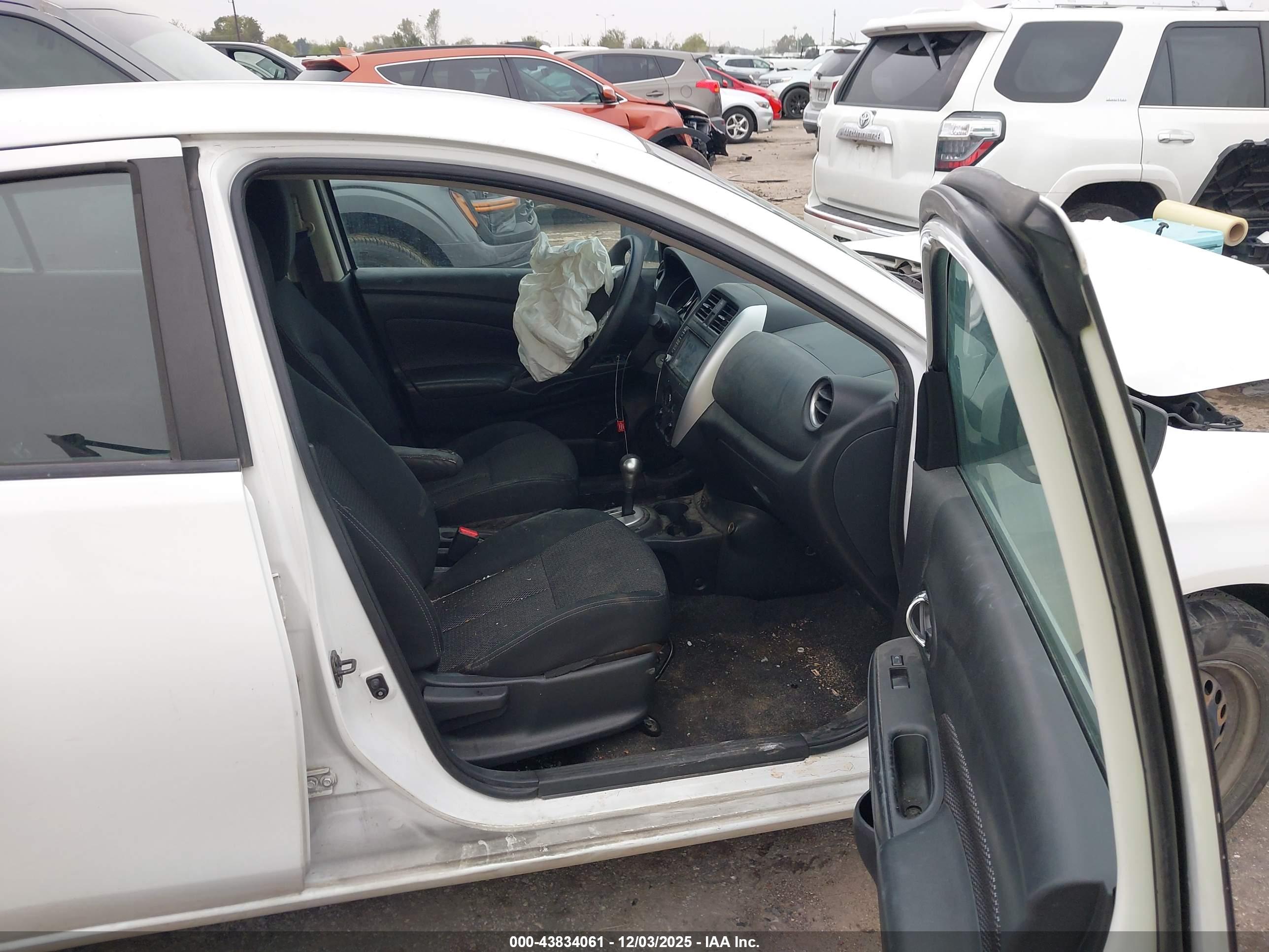 NISSAN VERSA image 5