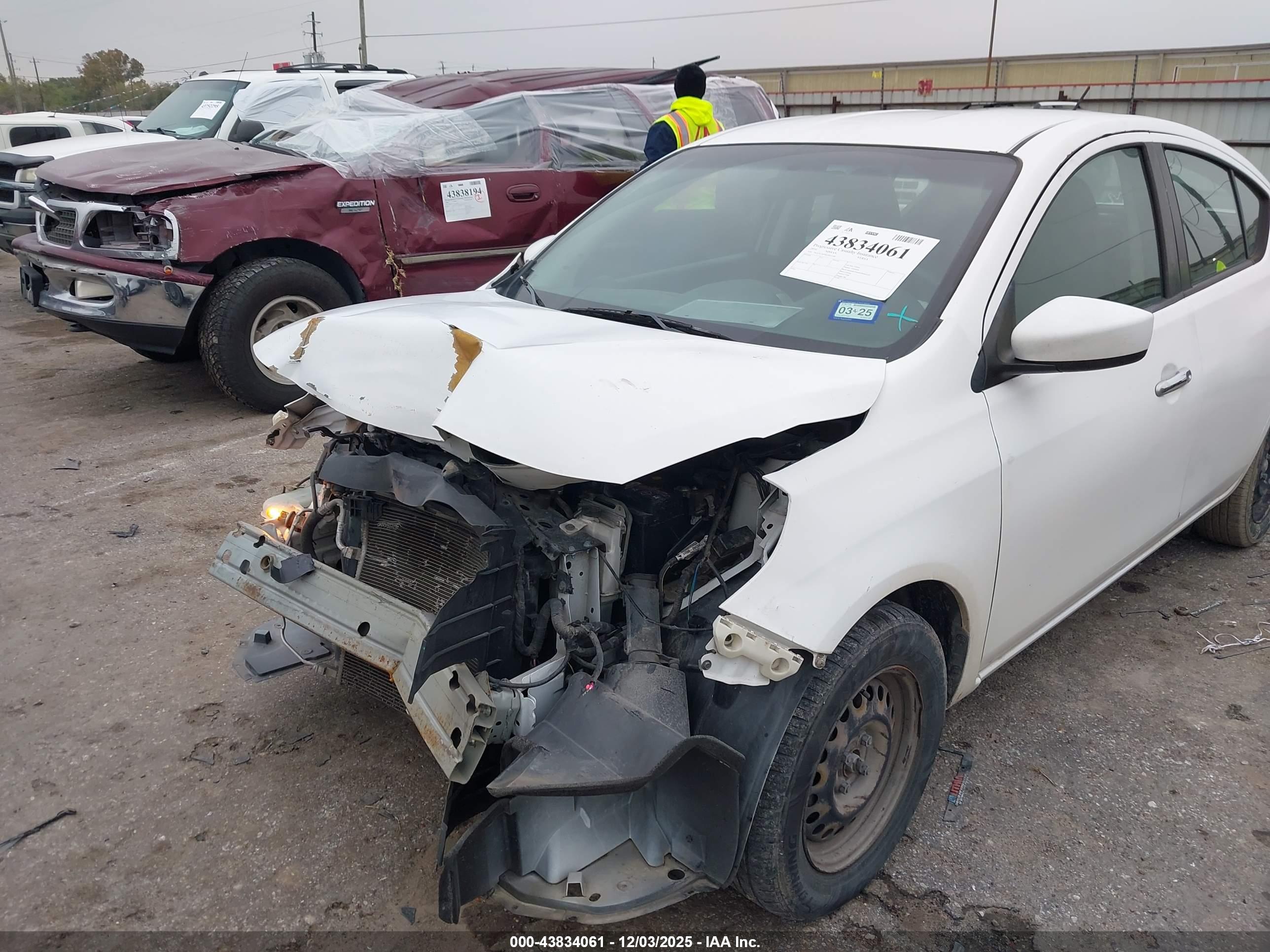 NISSAN VERSA image 6