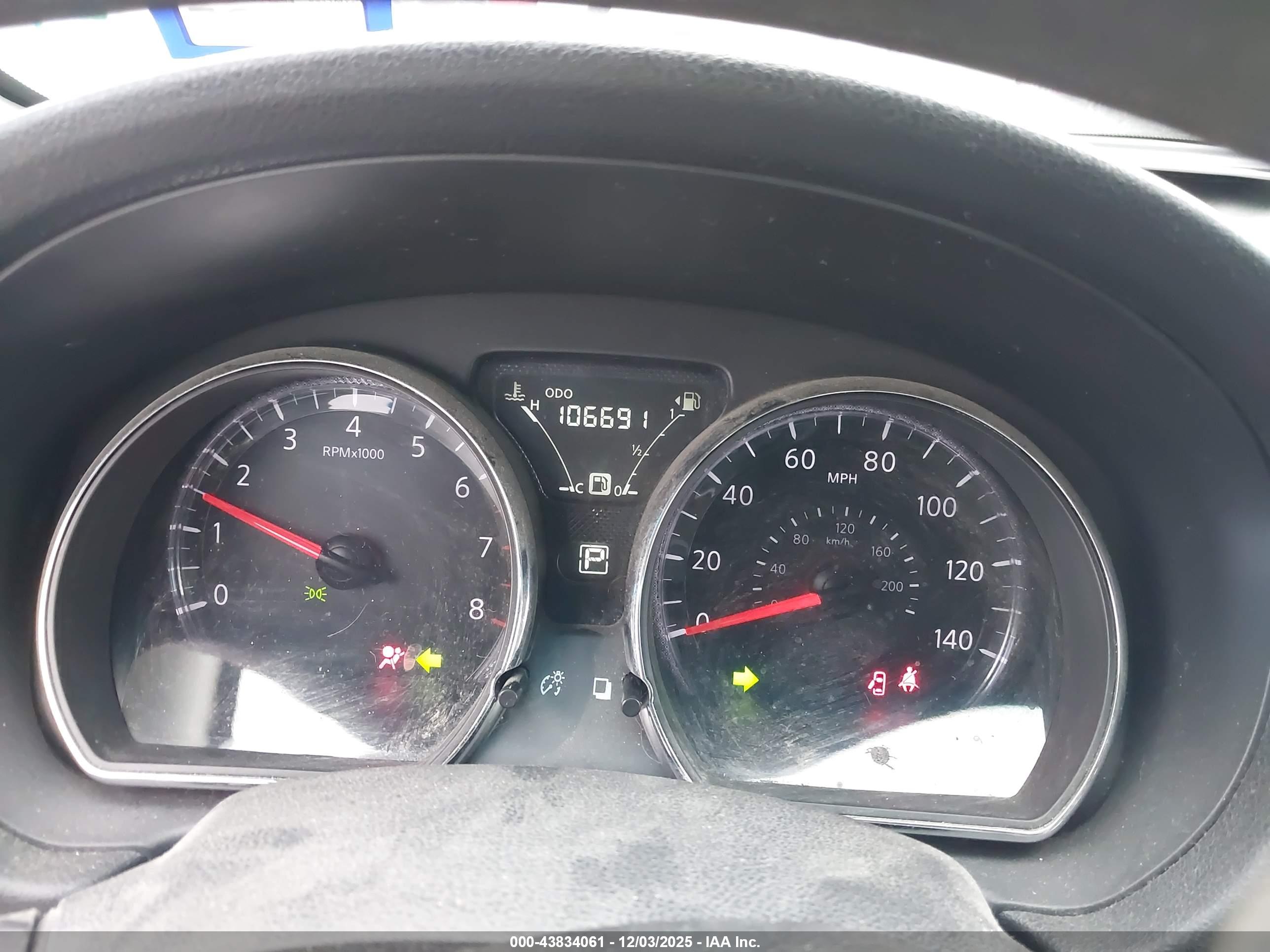 NISSAN VERSA image 7