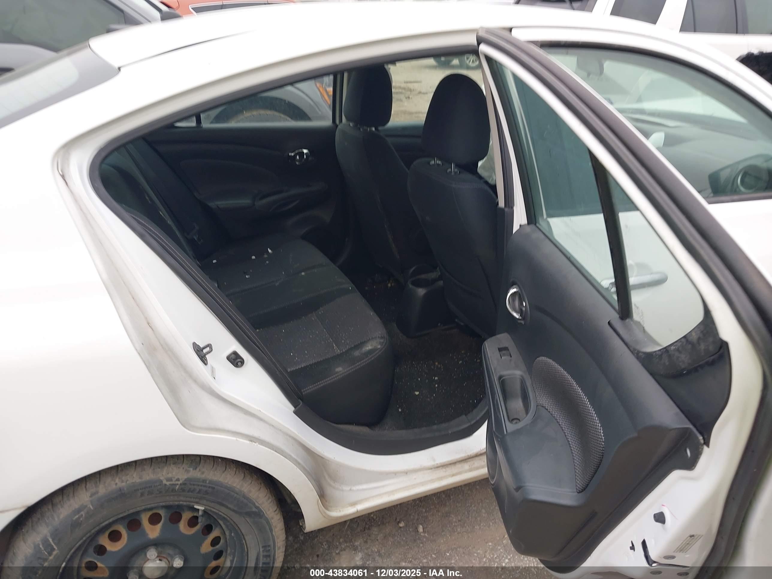 NISSAN VERSA image 8