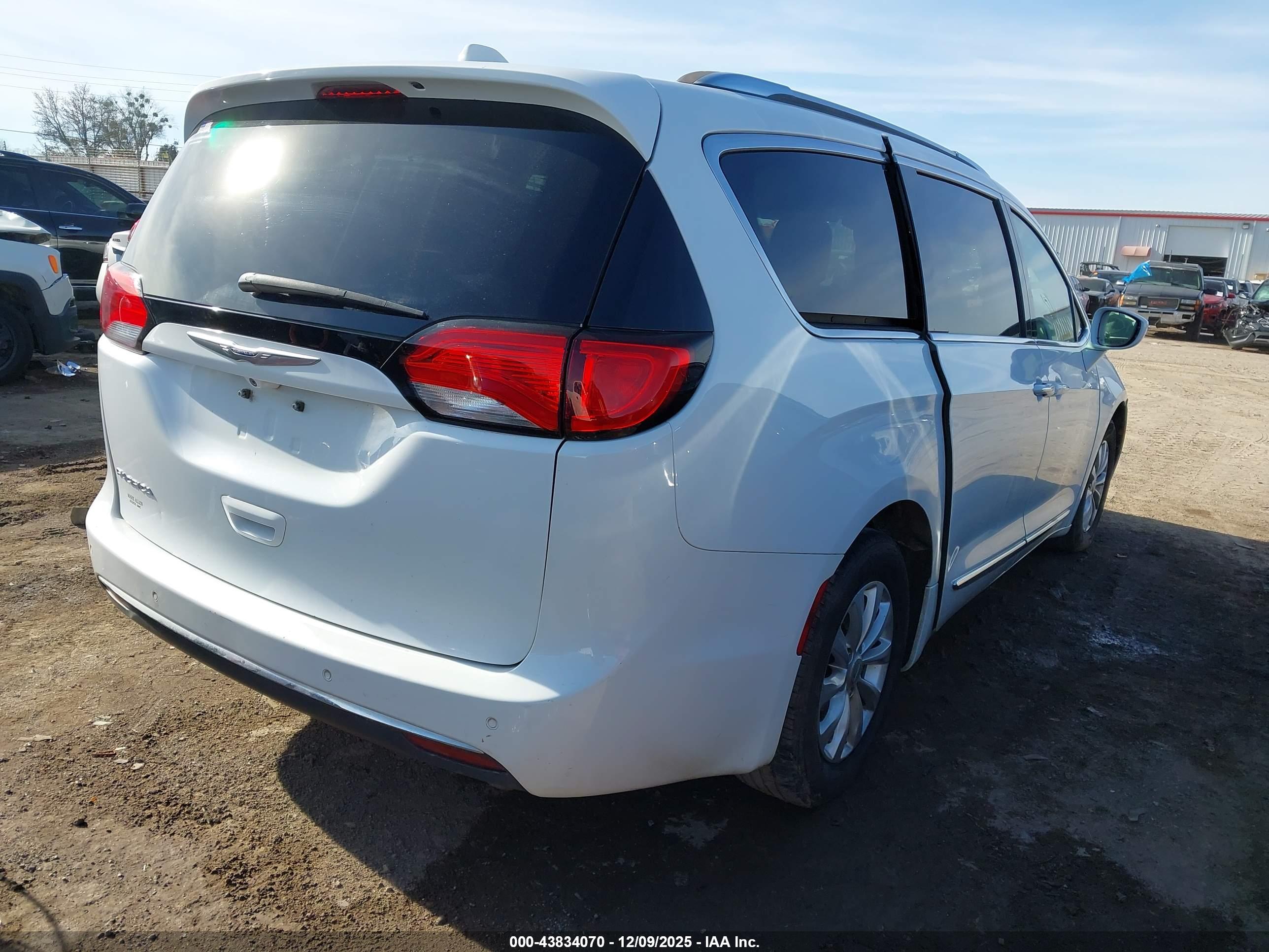 CHRYSLER PACIFICA image 4
