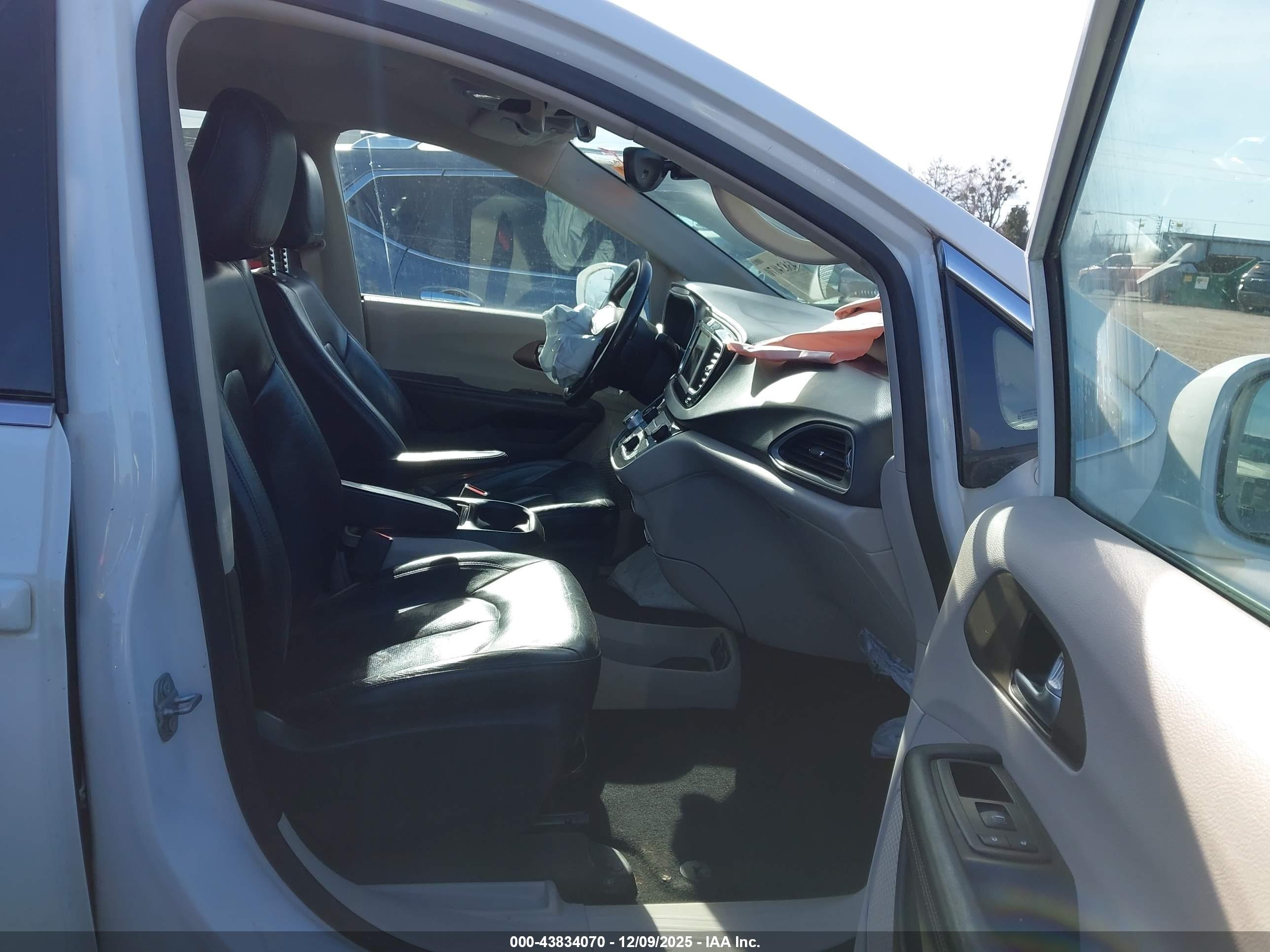 CHRYSLER PACIFICA image 5