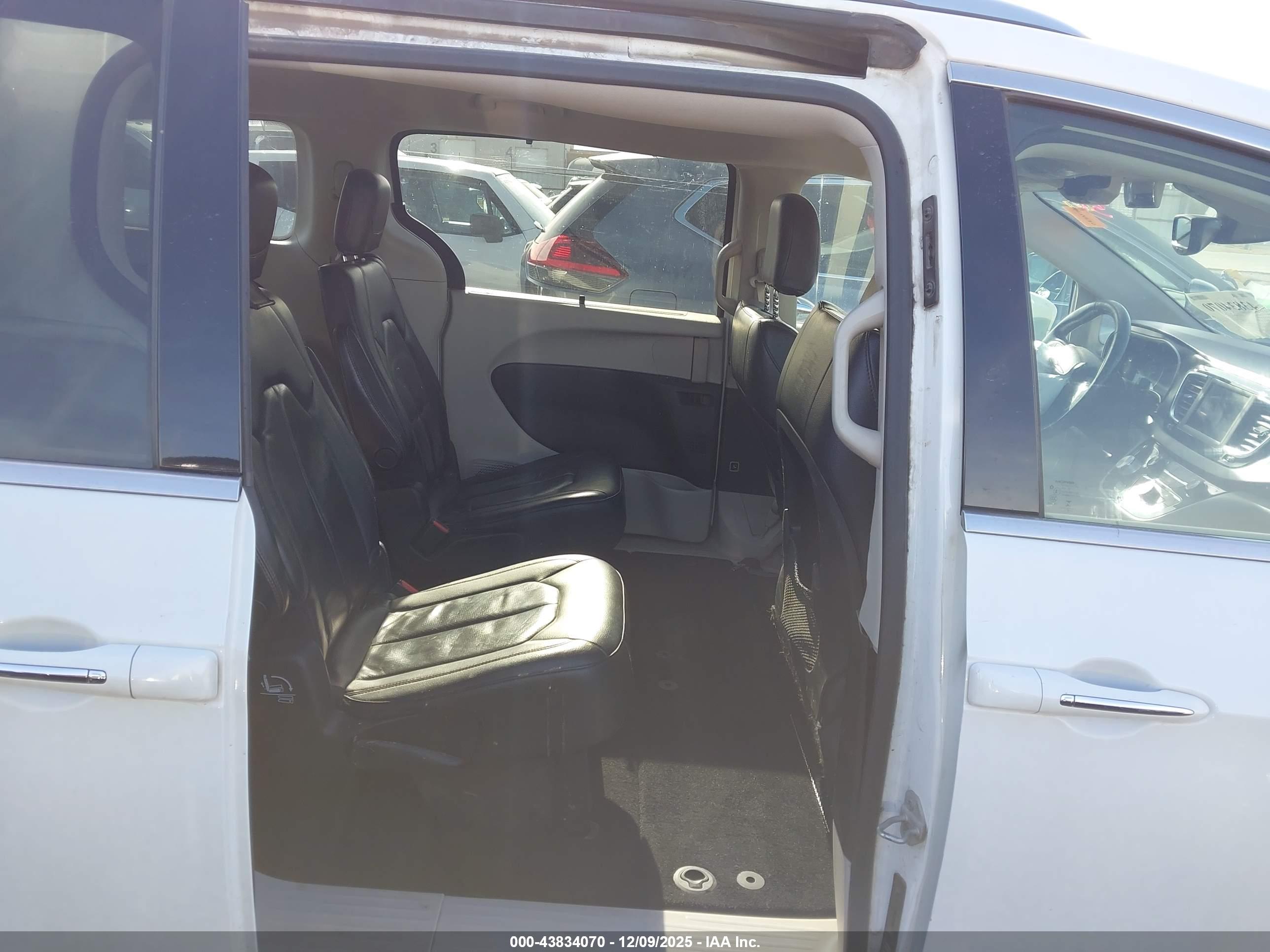 CHRYSLER PACIFICA image 8