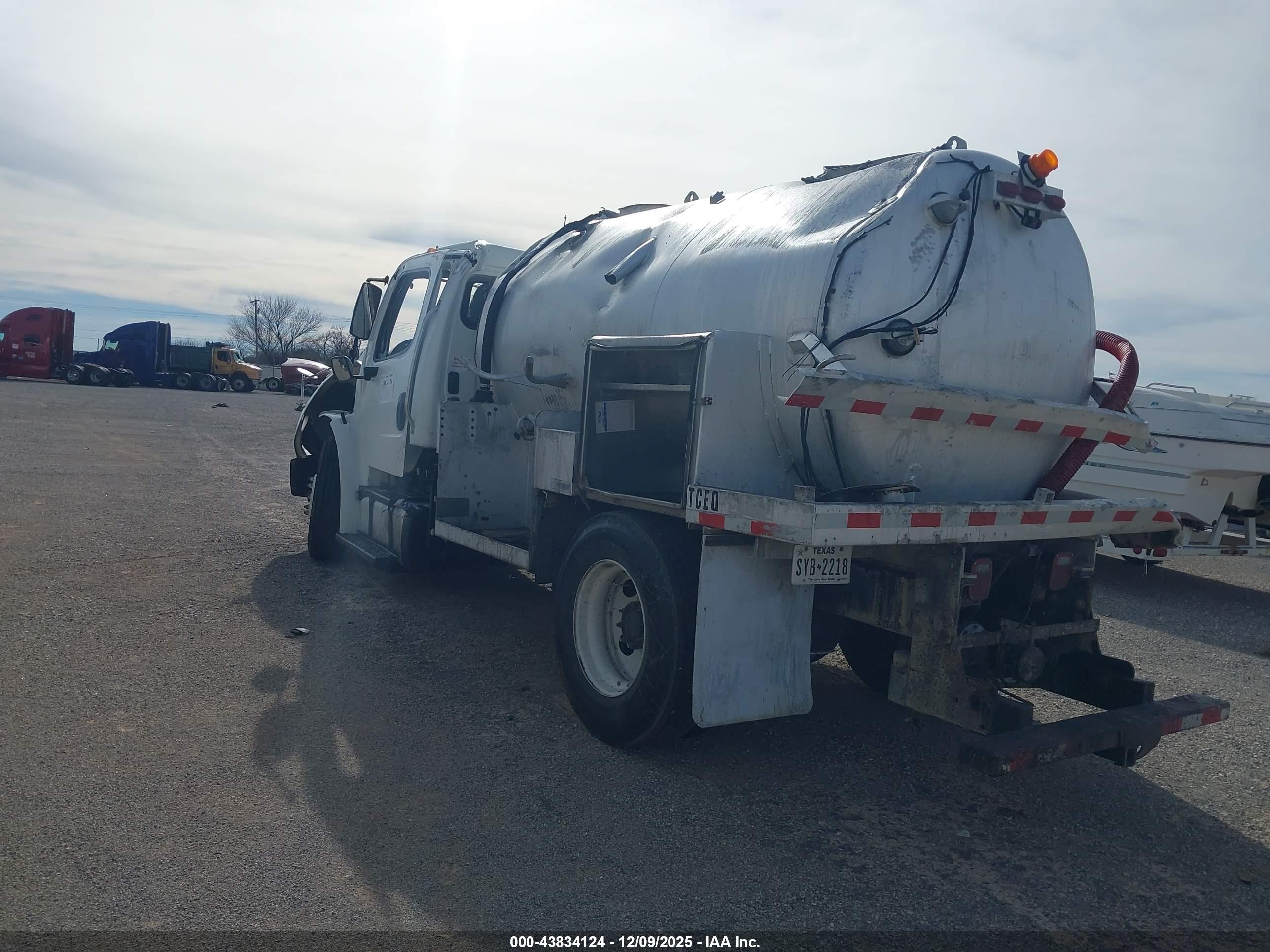 FREIGHTLINER M2 image 3