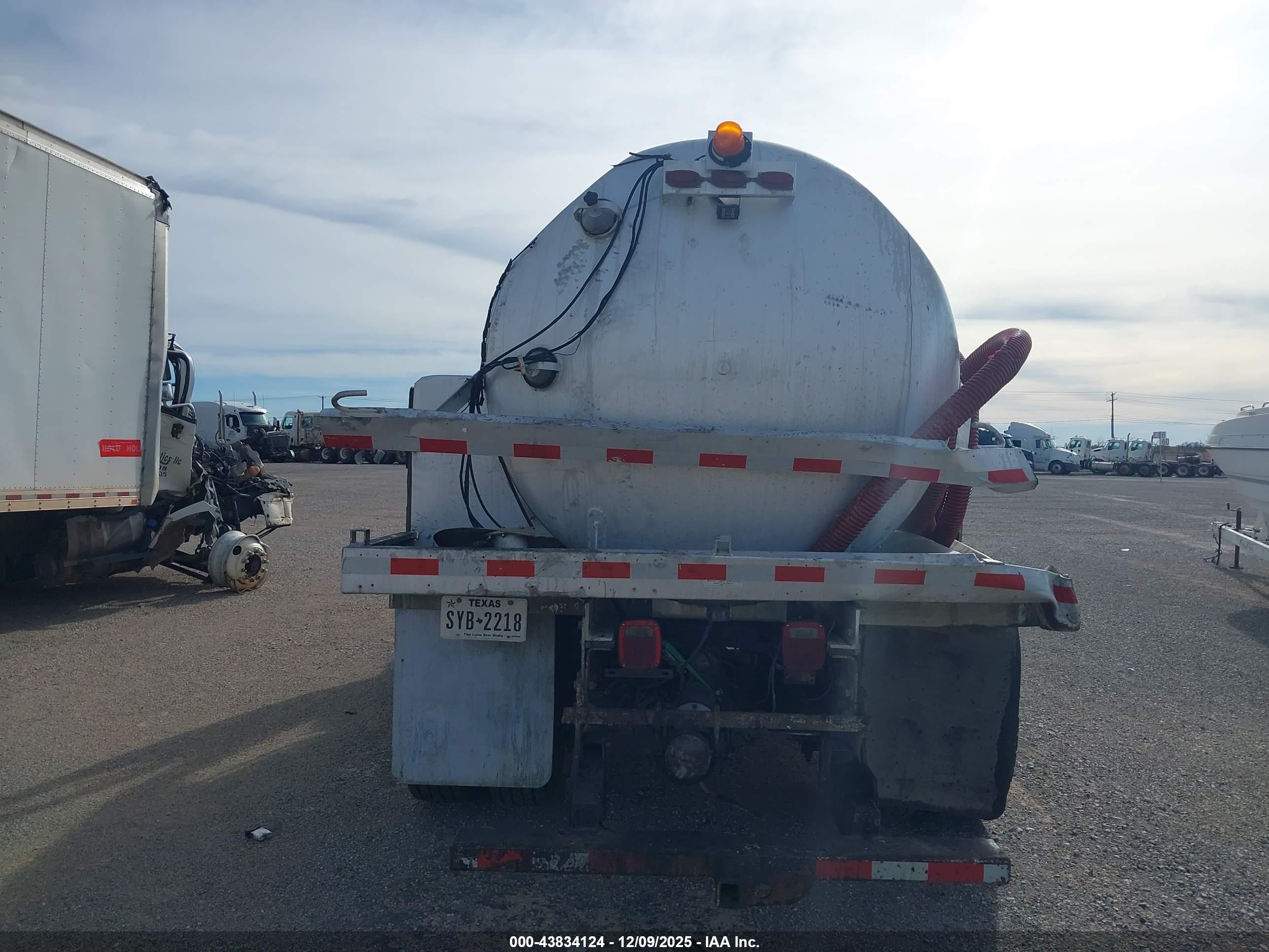FREIGHTLINER M2 image 8
