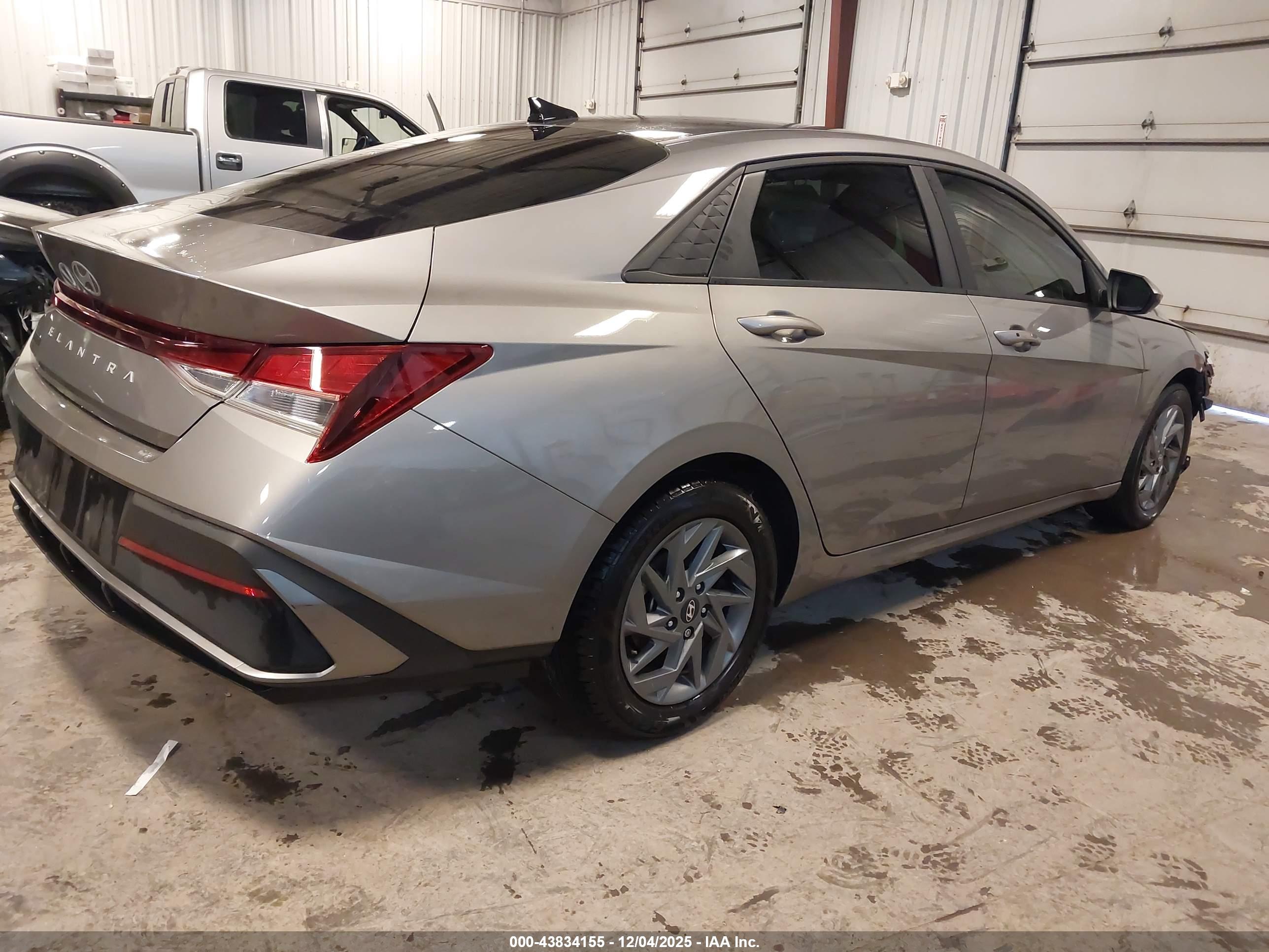 HYUNDAI ELANTRA image 4