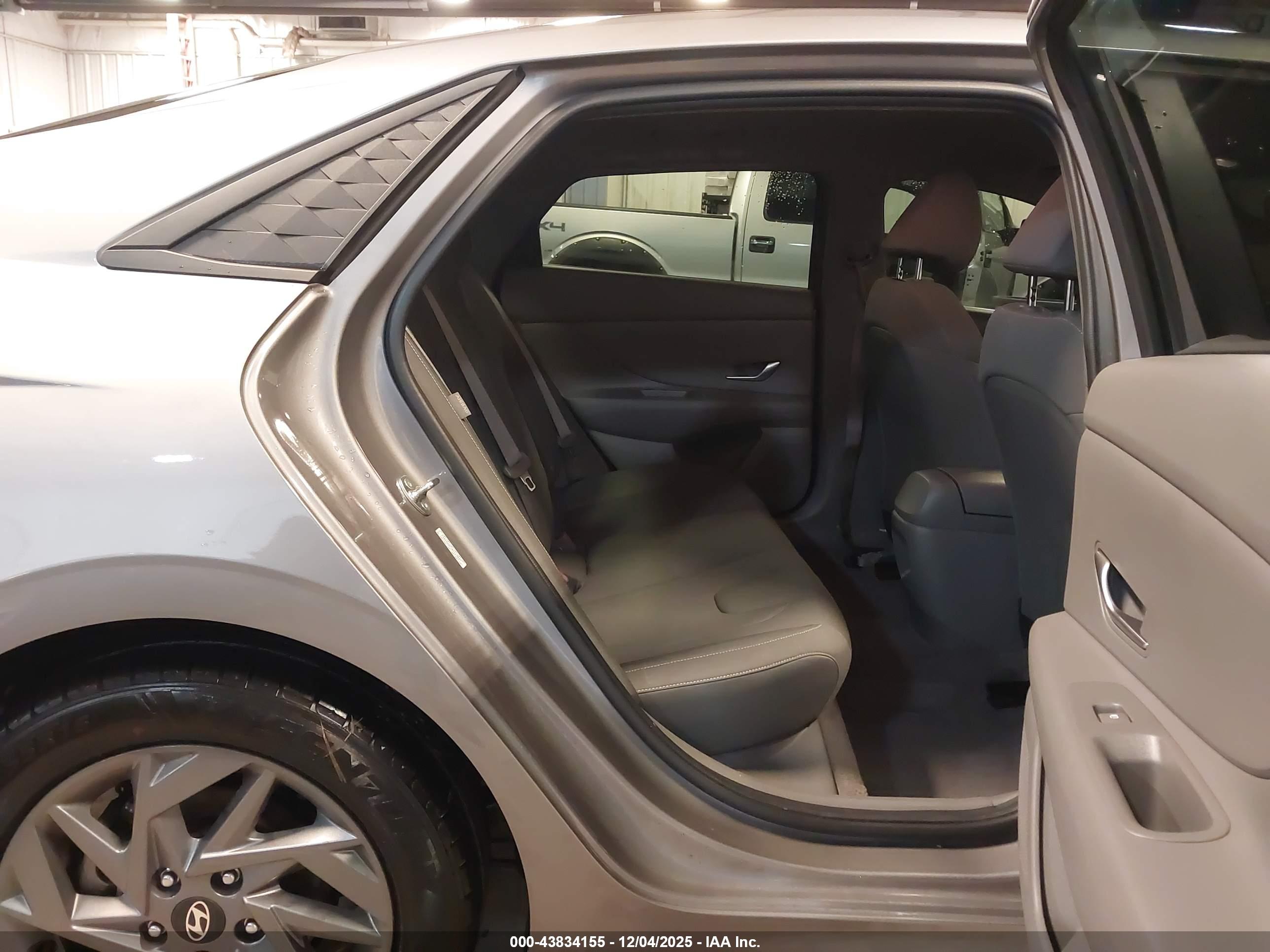 HYUNDAI ELANTRA image 8