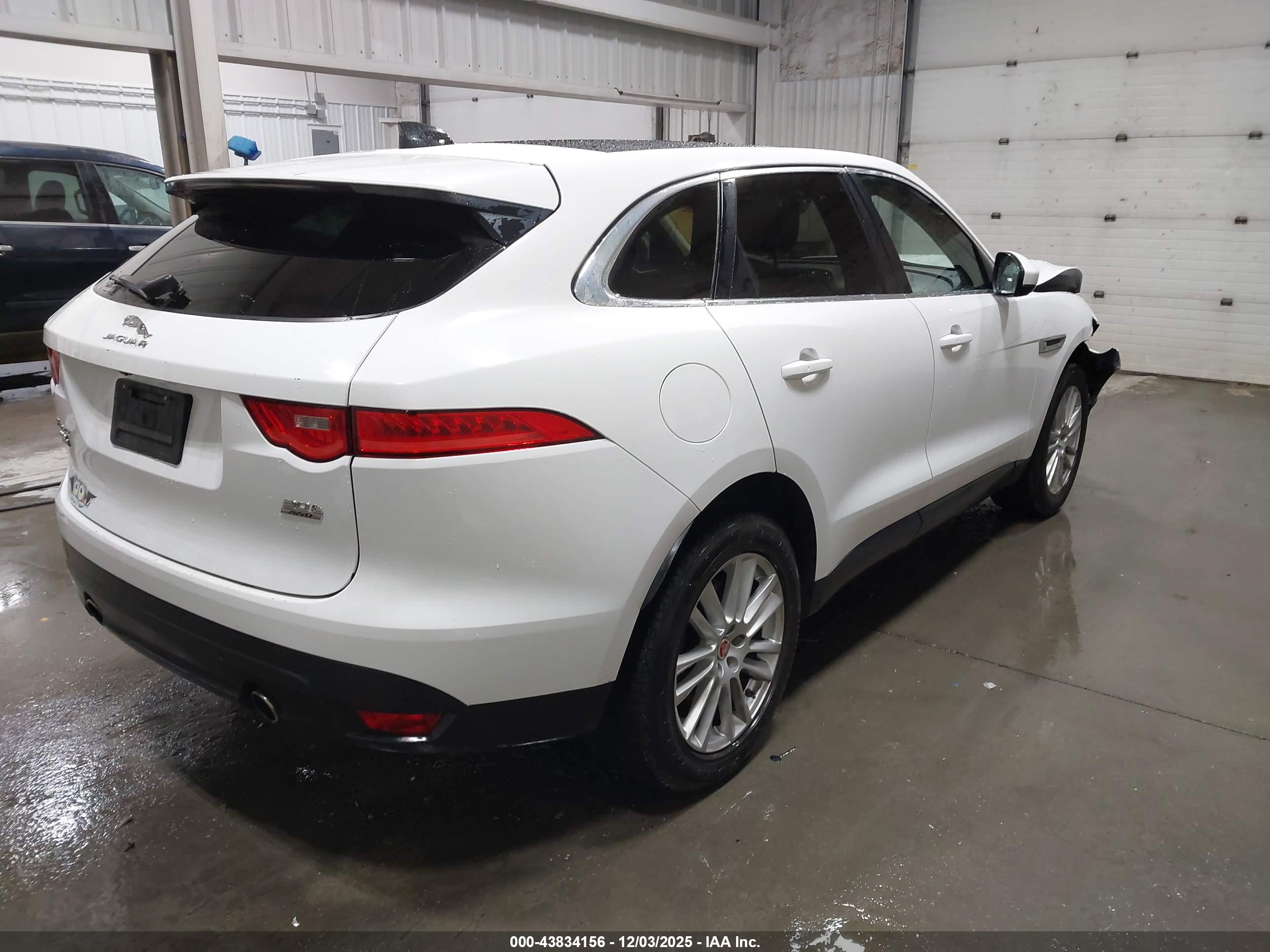 JAGUAR F-PACE image 4