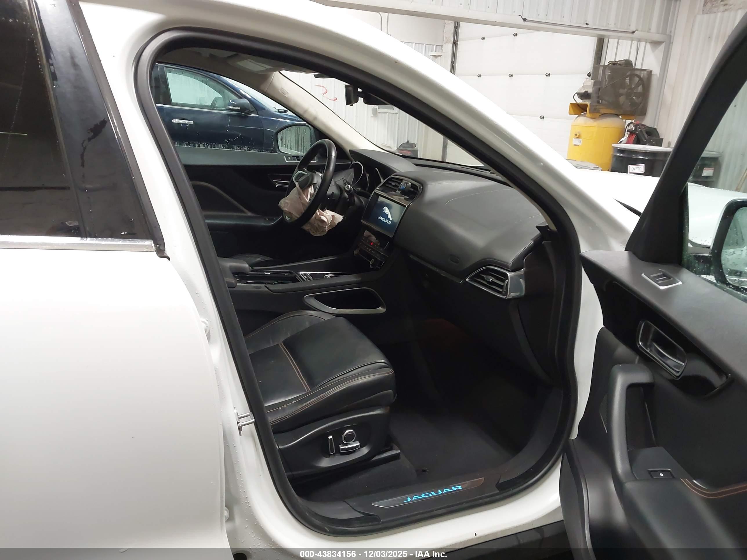 JAGUAR F-PACE image 5