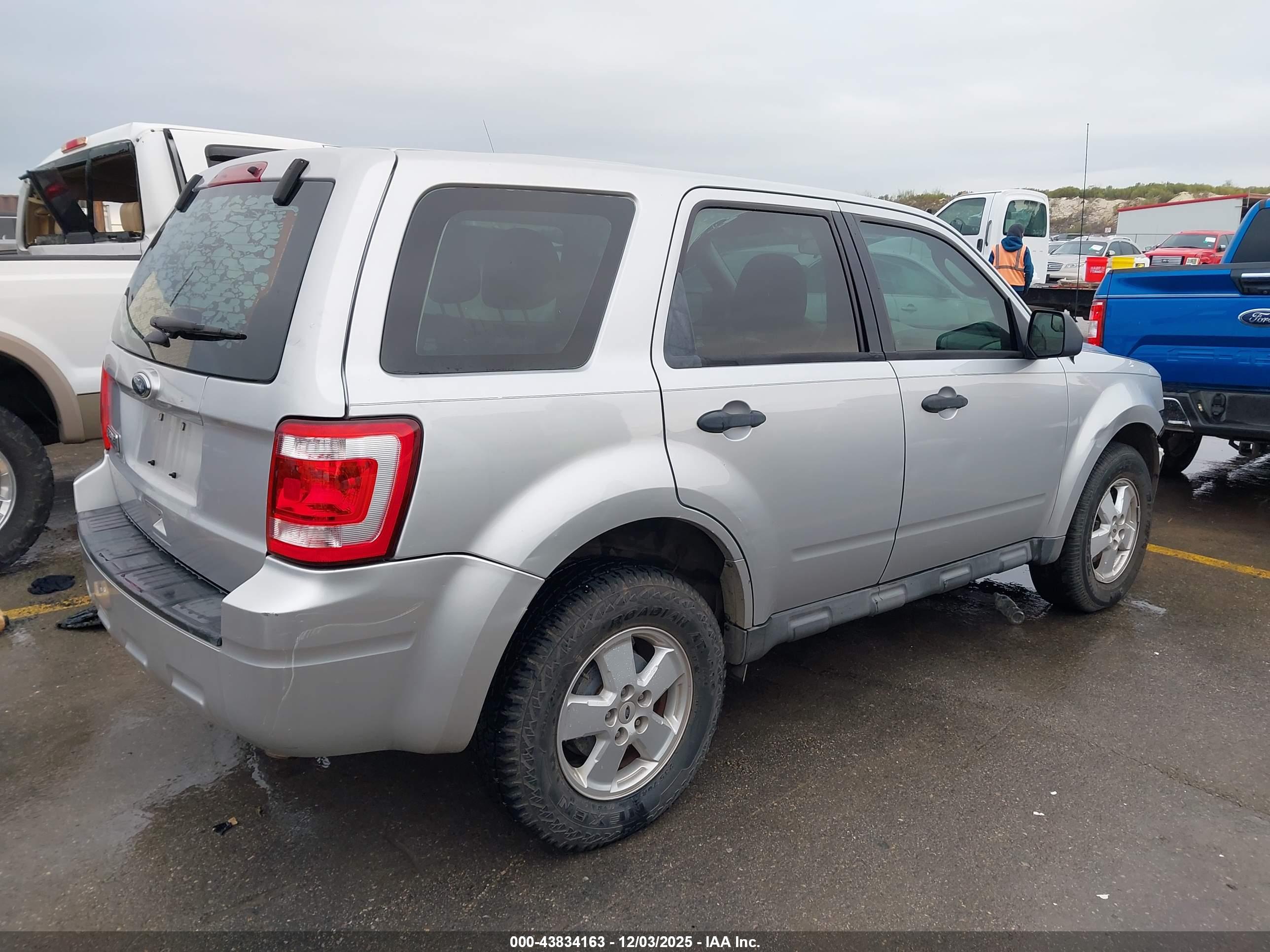 FORD ESCAPE image 4
