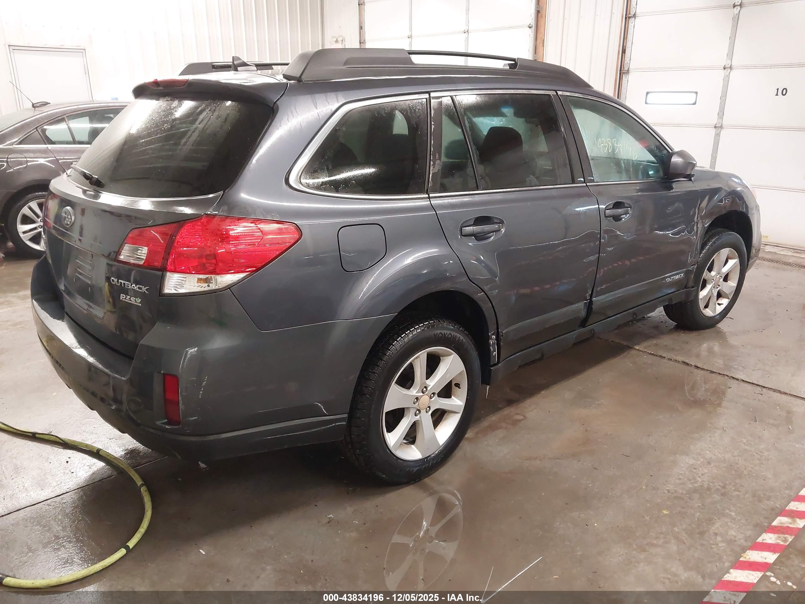 SUBARU OUTBACK image 4