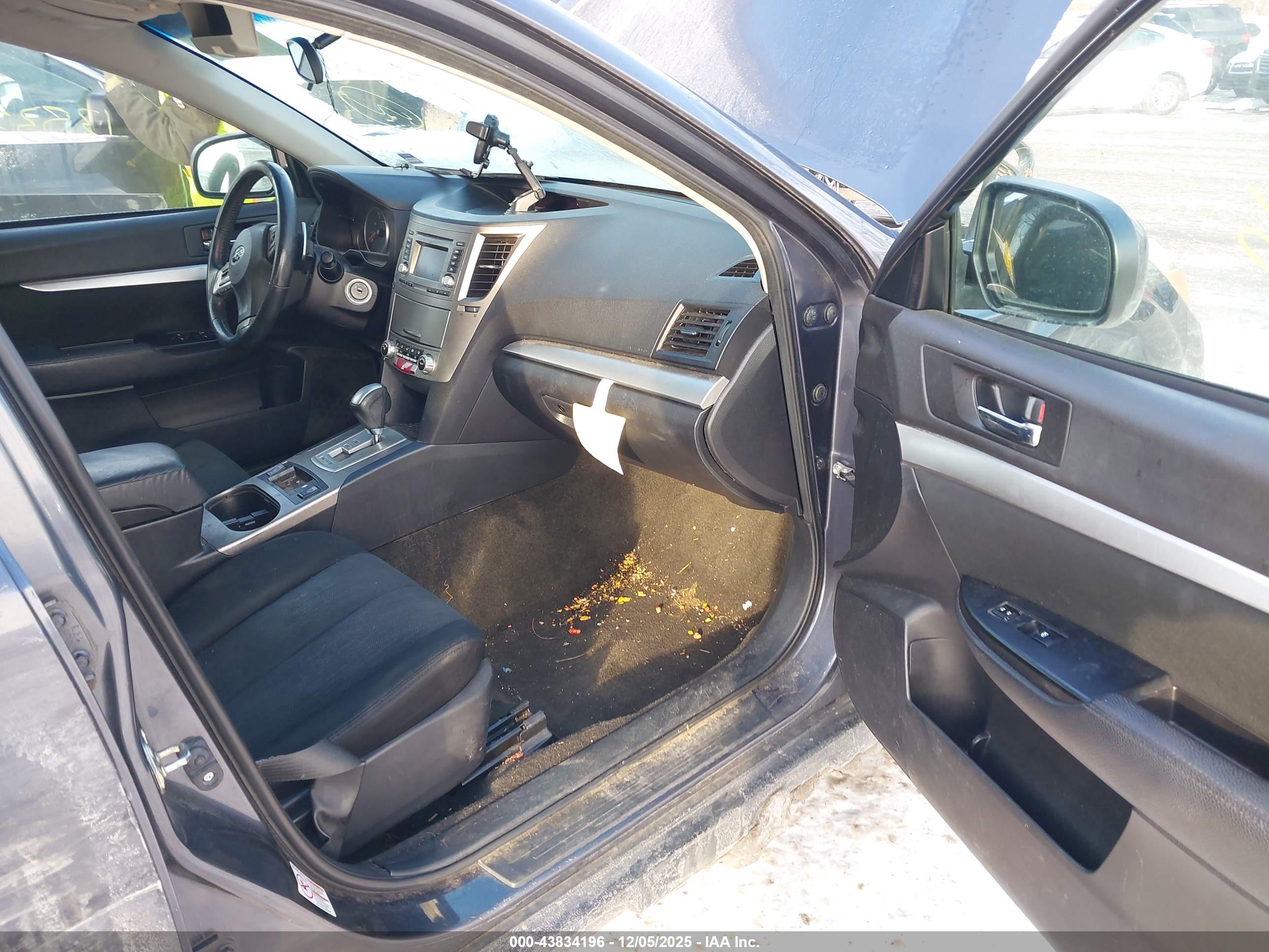SUBARU OUTBACK image 5