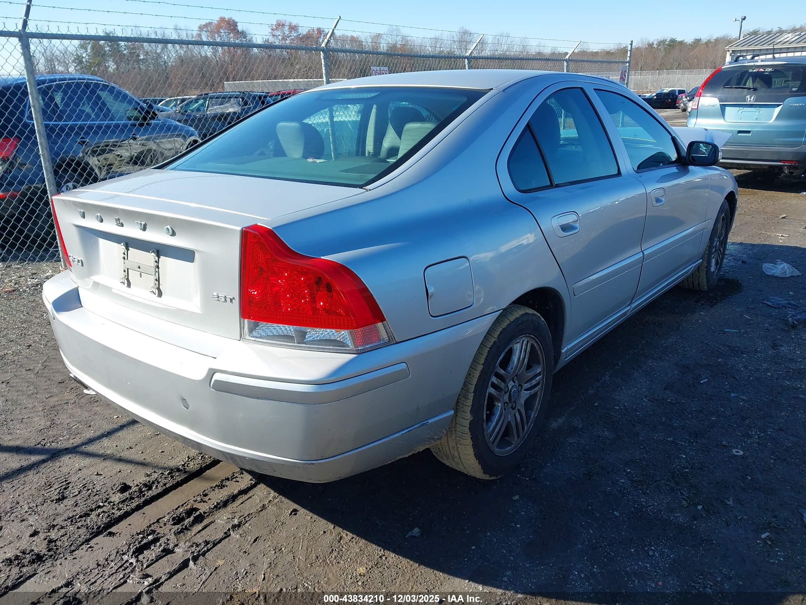 VOLVO S60 image 4