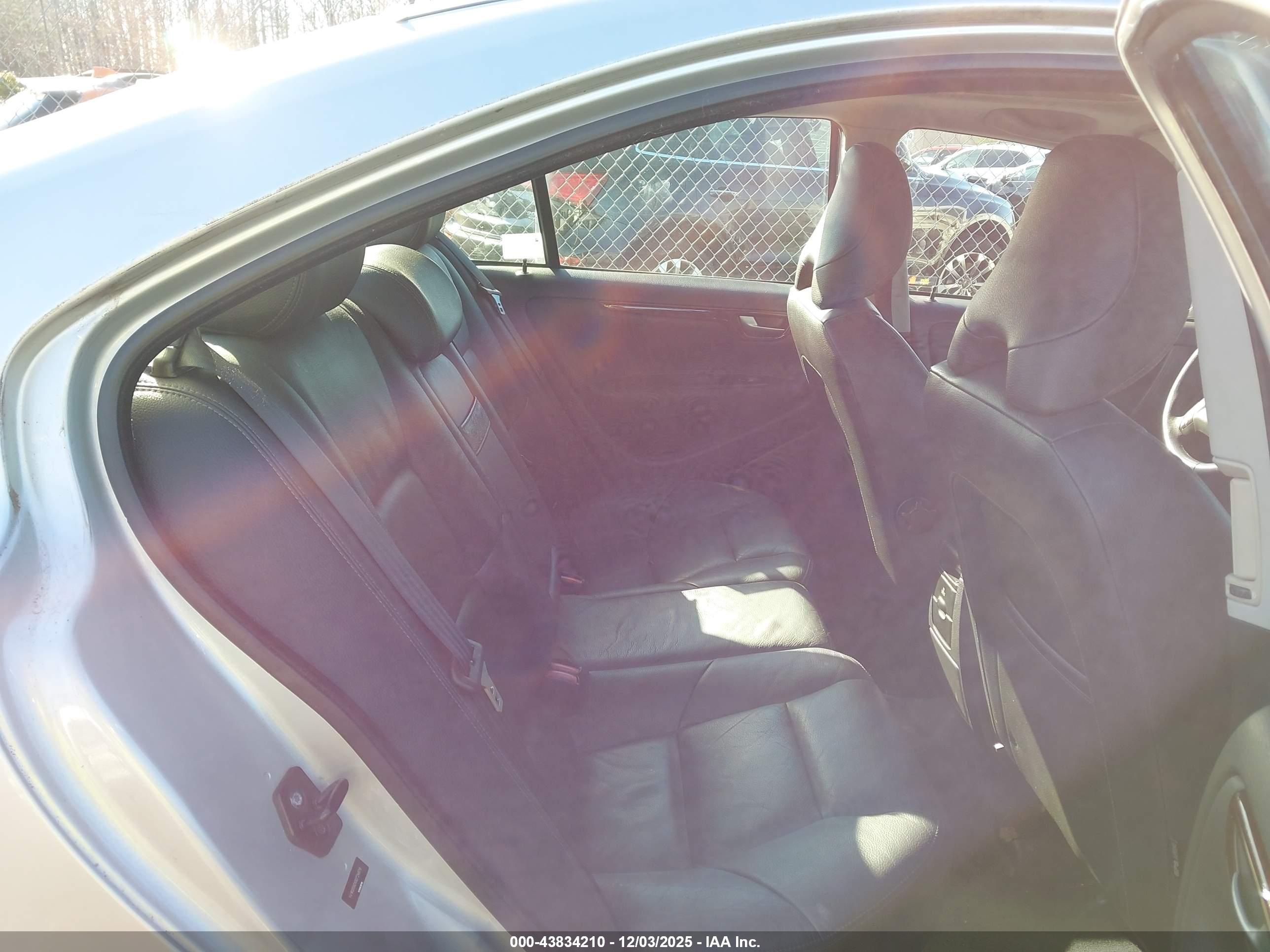VOLVO S60 image 8