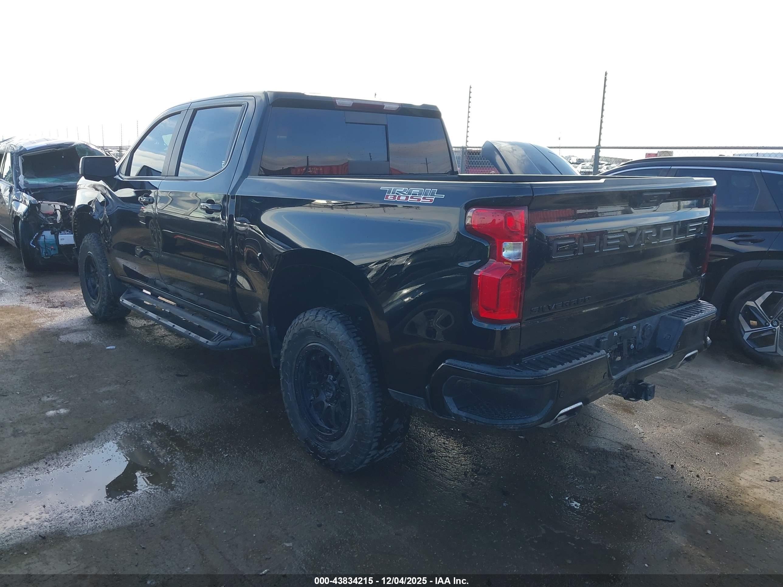 CHEVROLET SILVERADO image 3