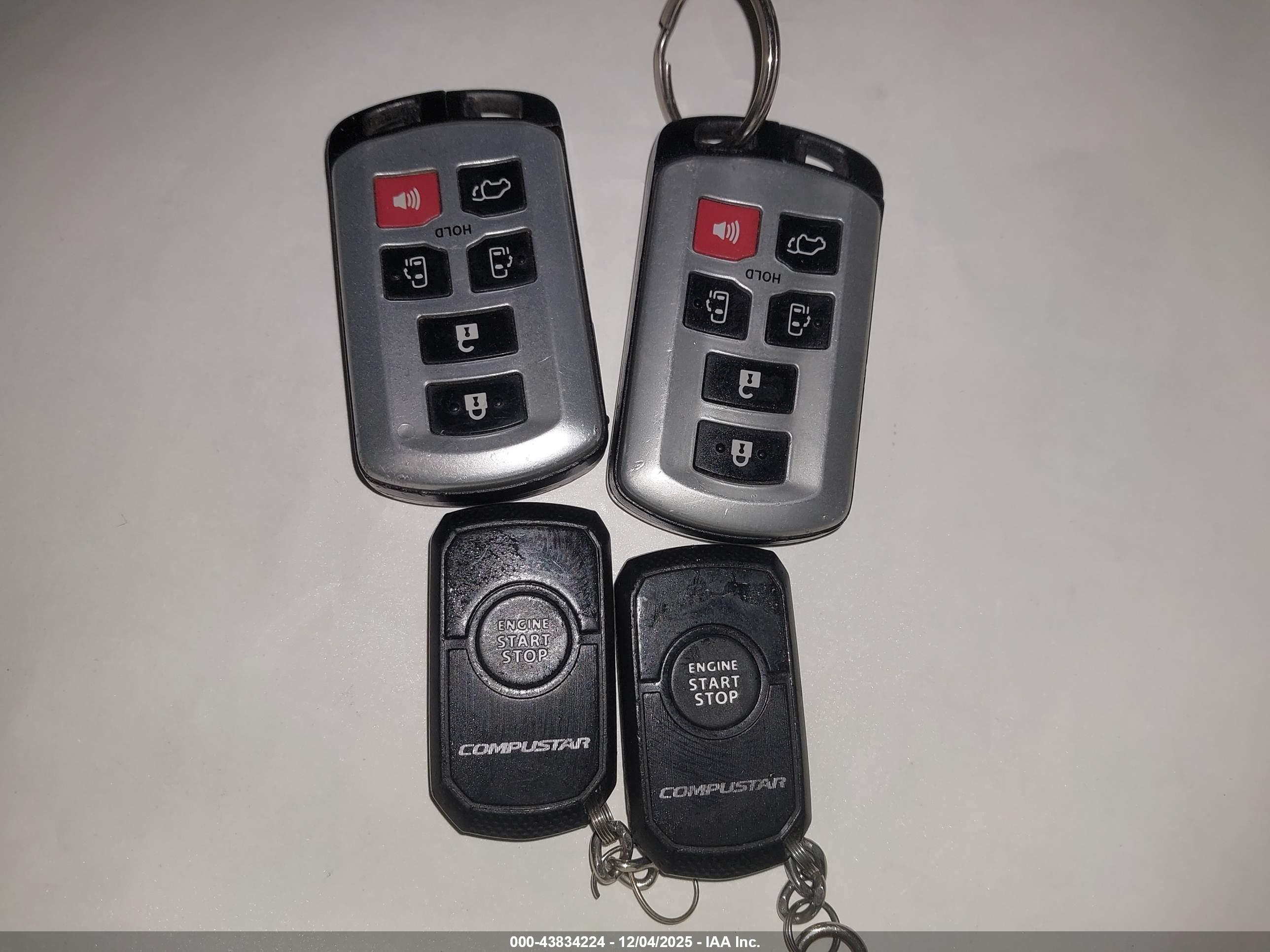 TOYOTA SIENNA image 11