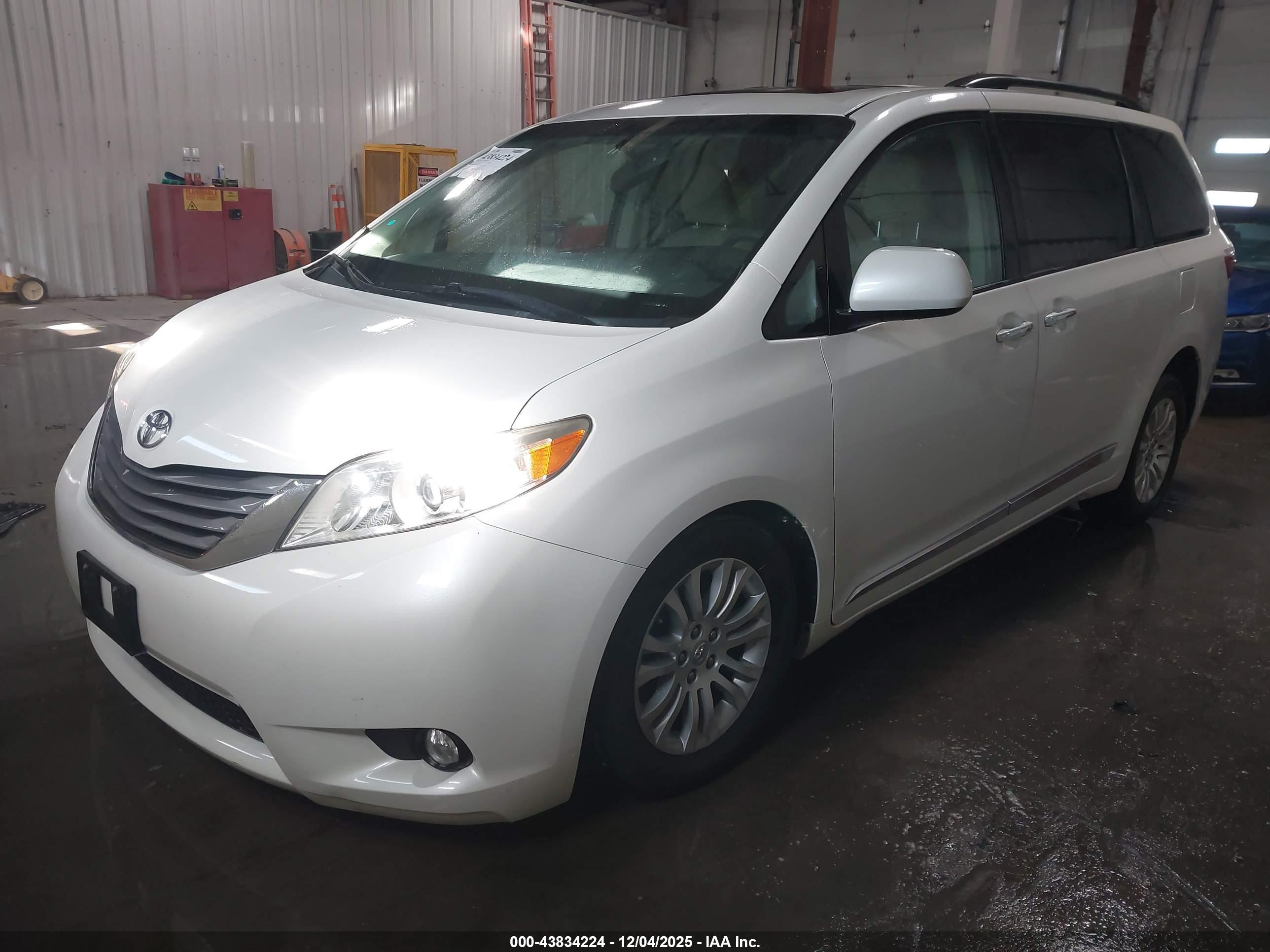 TOYOTA SIENNA image 2