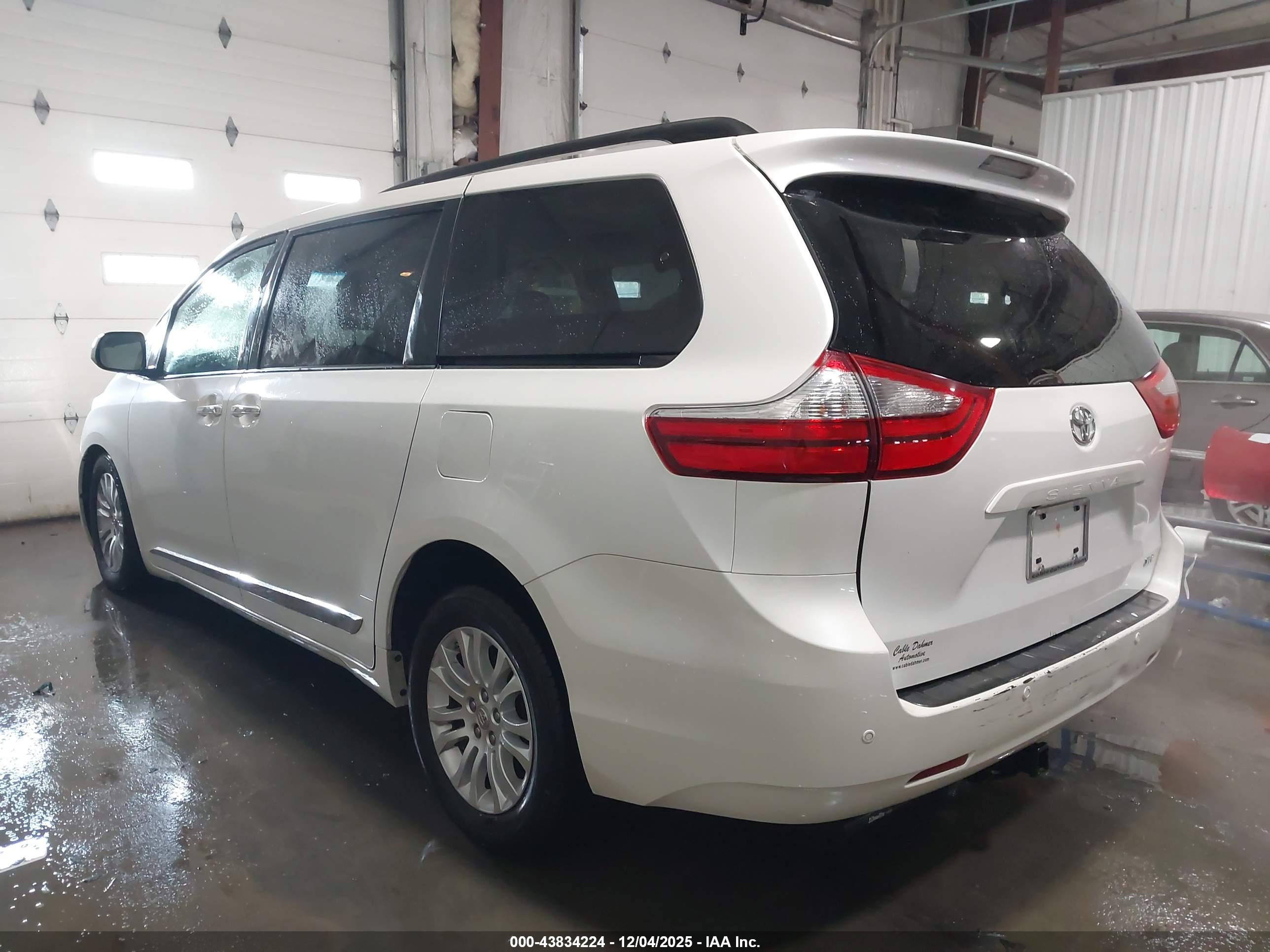TOYOTA SIENNA image 3