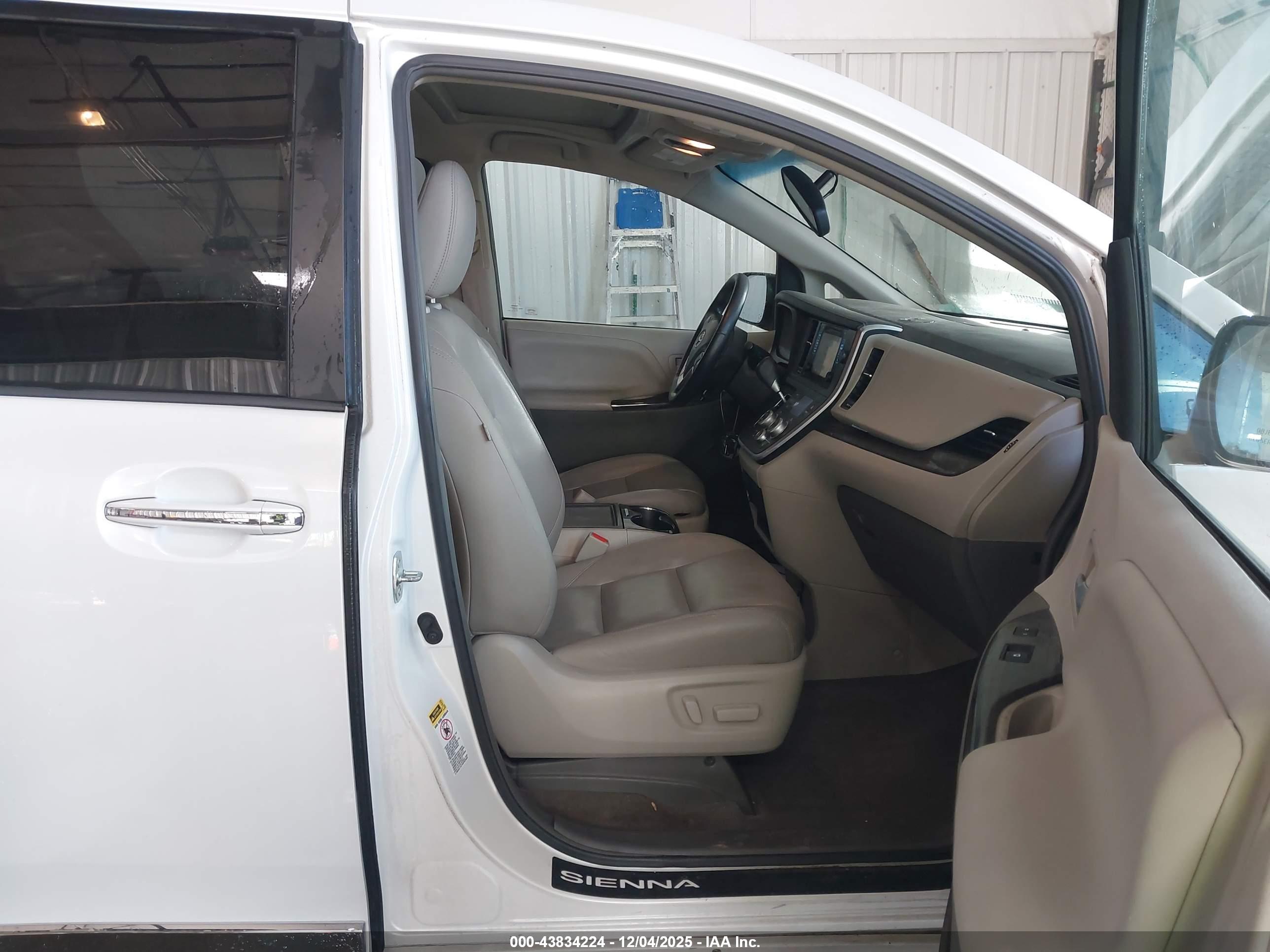 TOYOTA SIENNA image 5