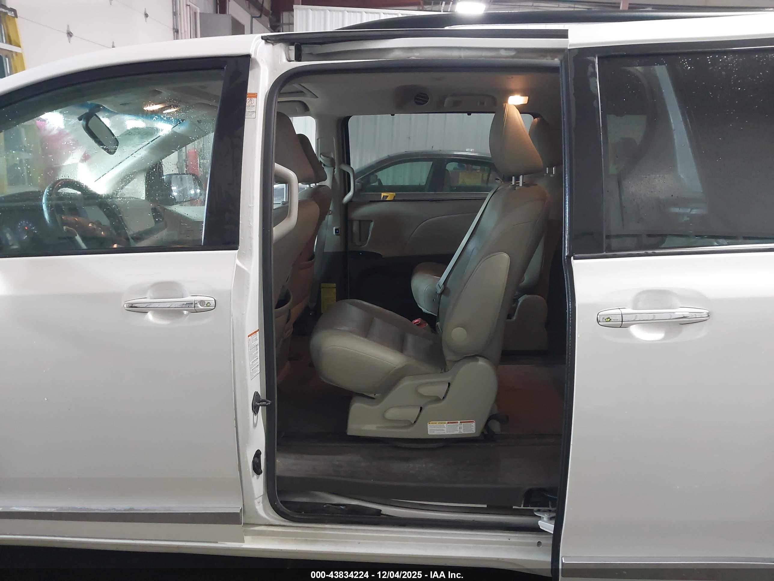 TOYOTA SIENNA image 8