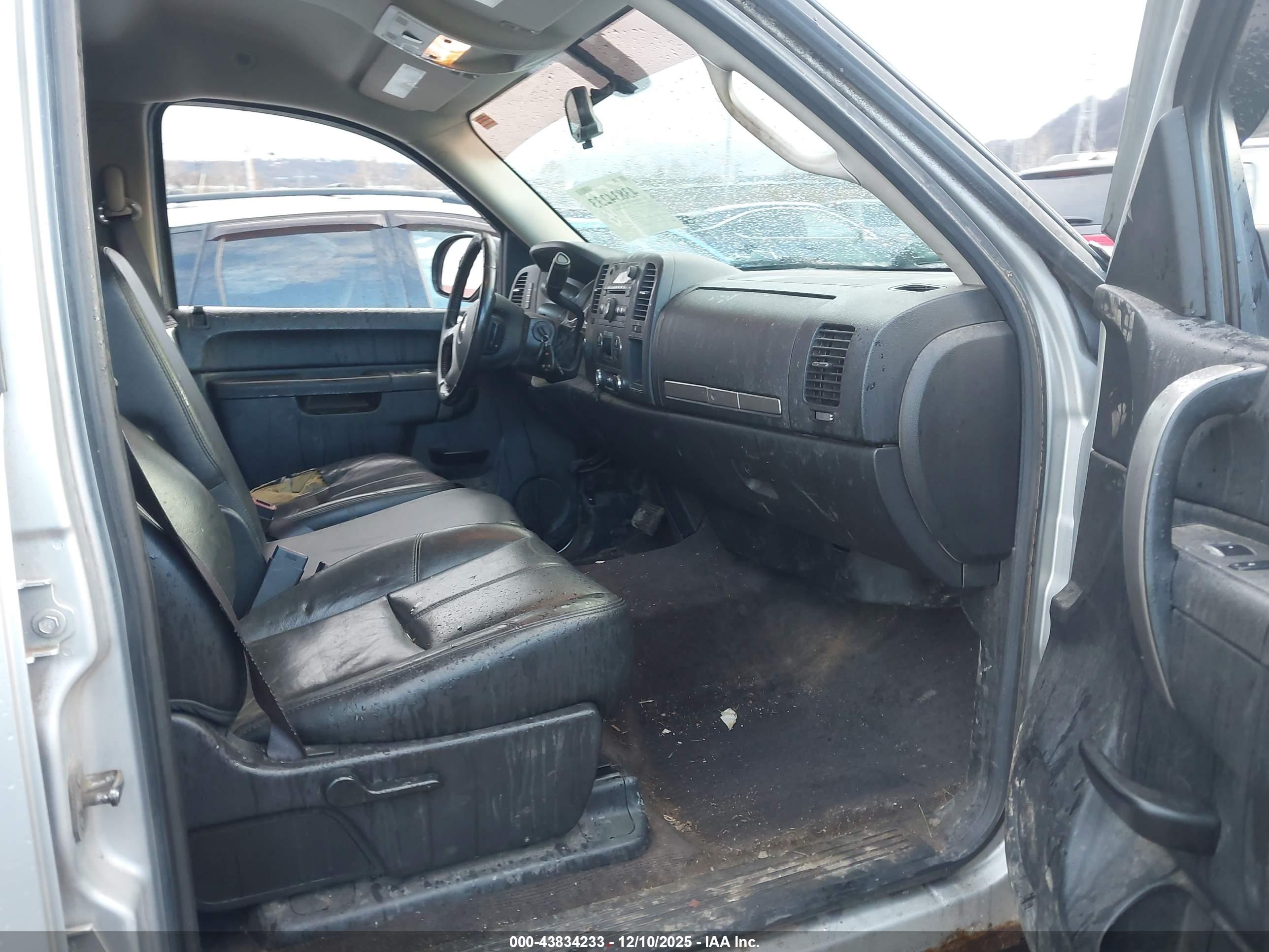 CHEVROLET SILVERADO image 5