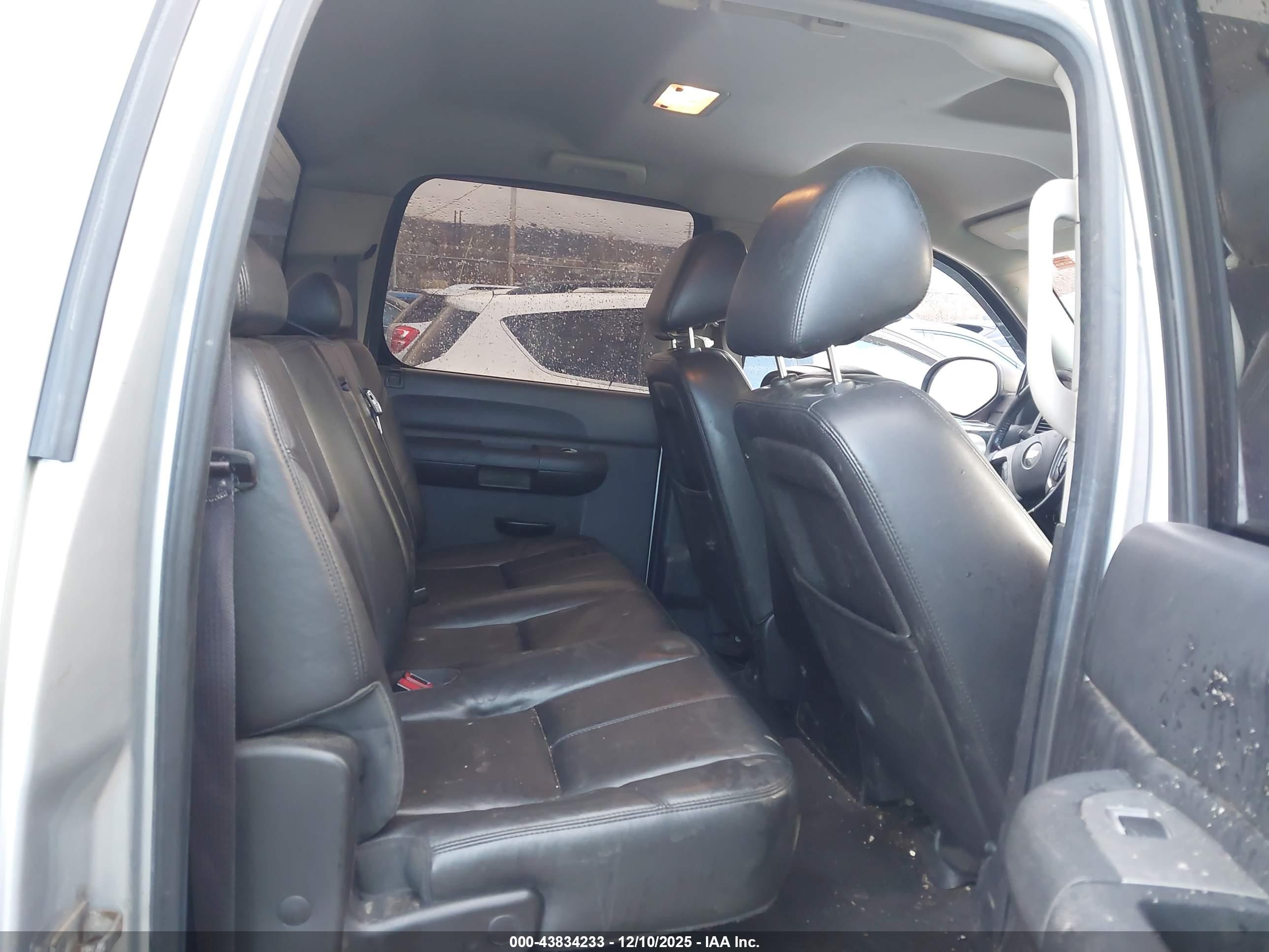 CHEVROLET SILVERADO image 8