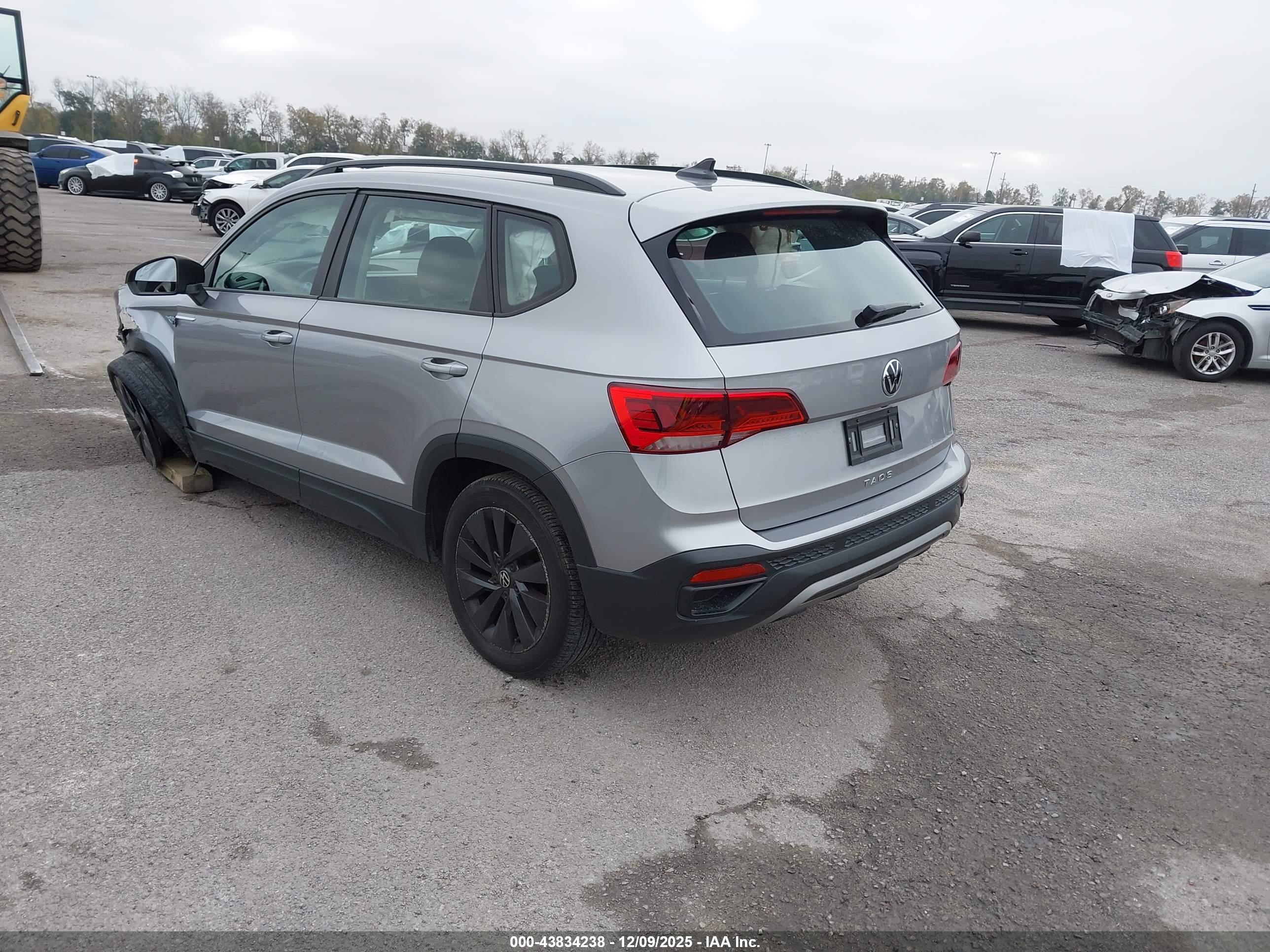 VOLKSWAGEN TAOS image 3