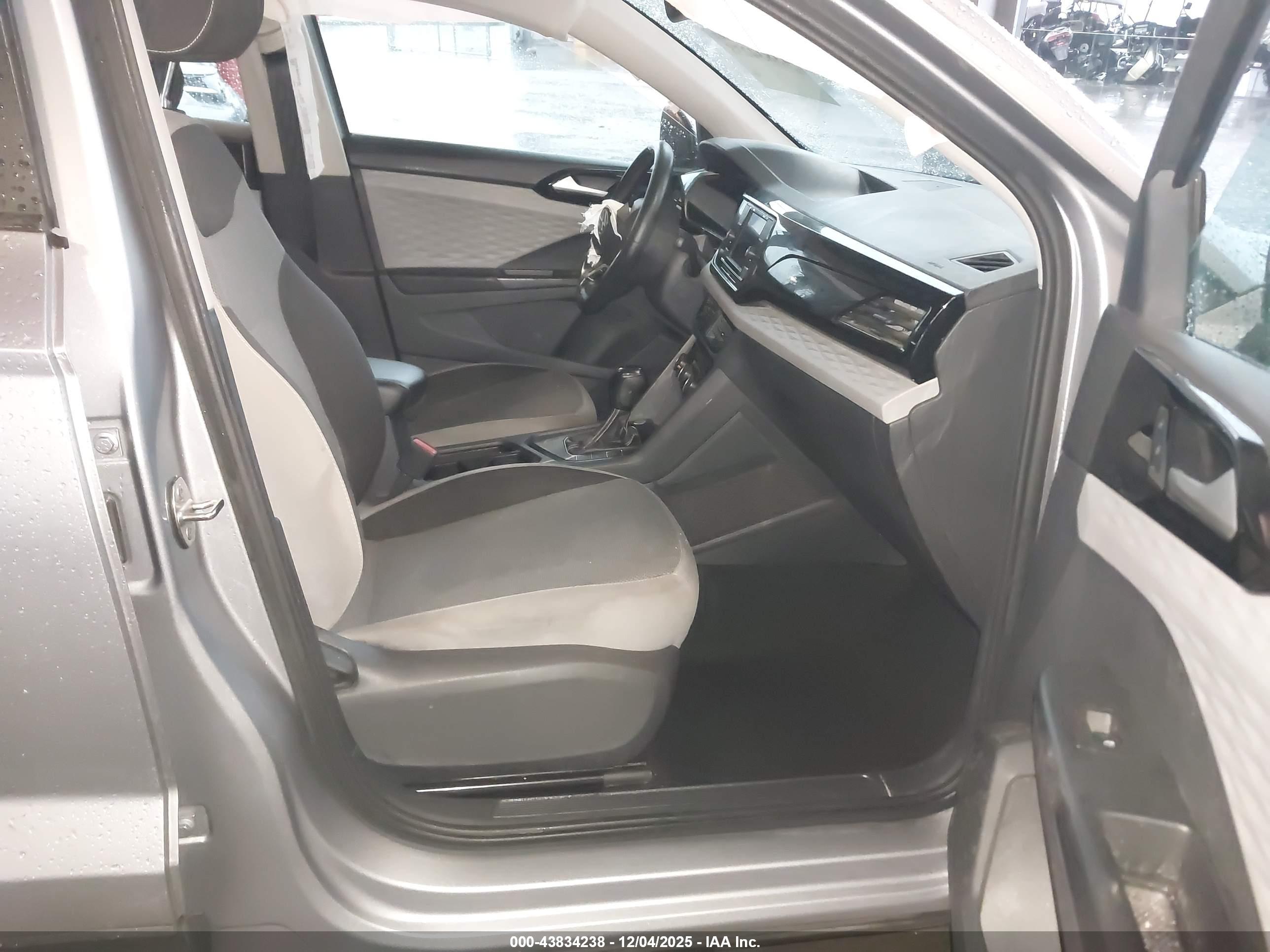 VOLKSWAGEN TAOS image 5