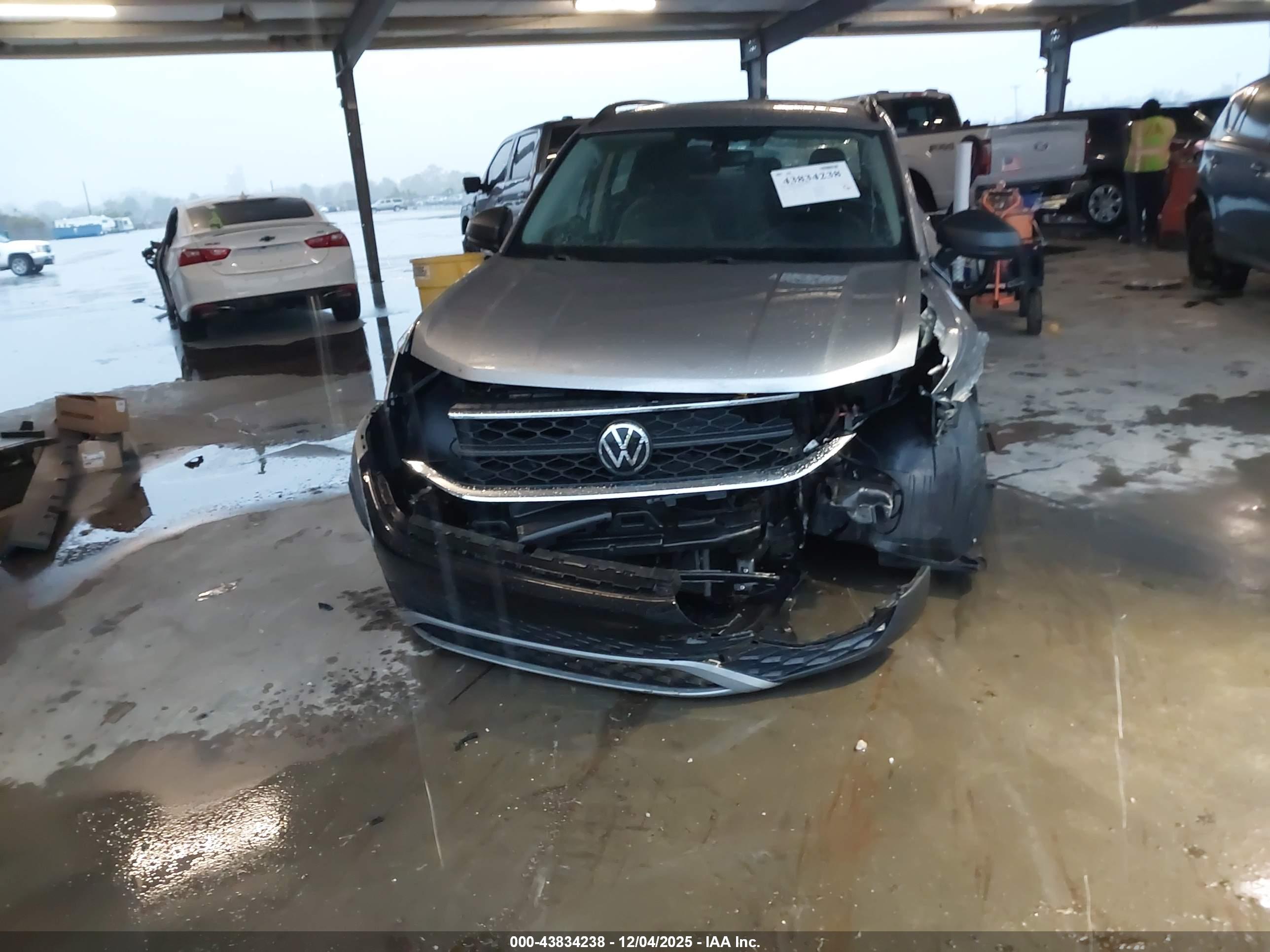 VOLKSWAGEN TAOS image 6