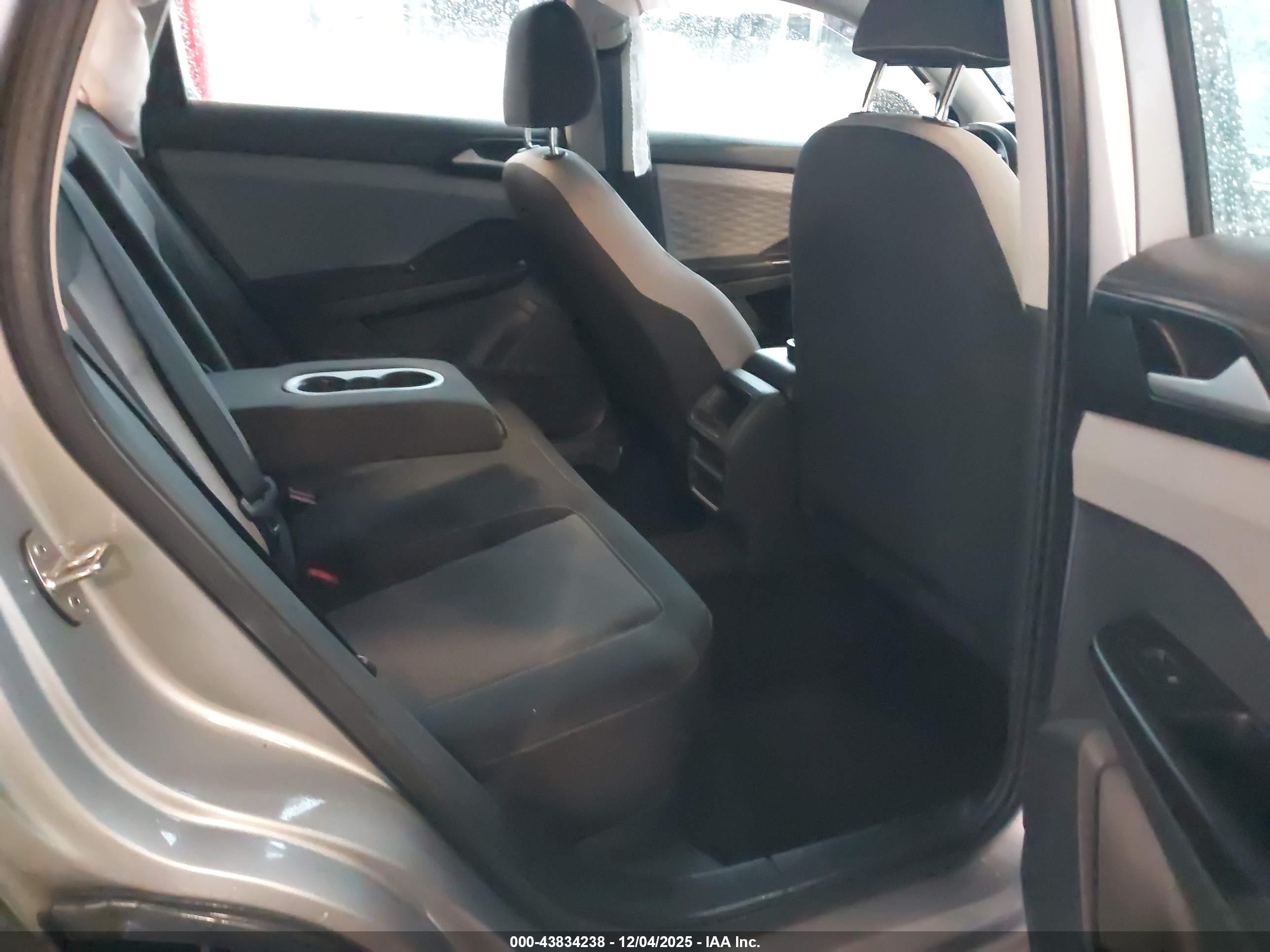 VOLKSWAGEN TAOS image 8