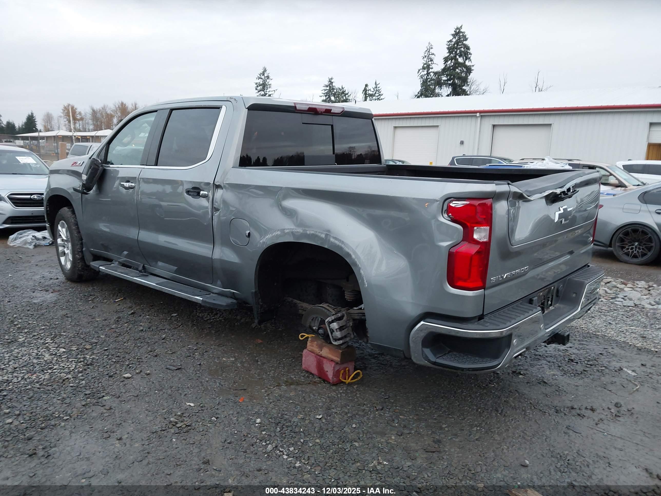 CHEVROLET SILVERADO image 3