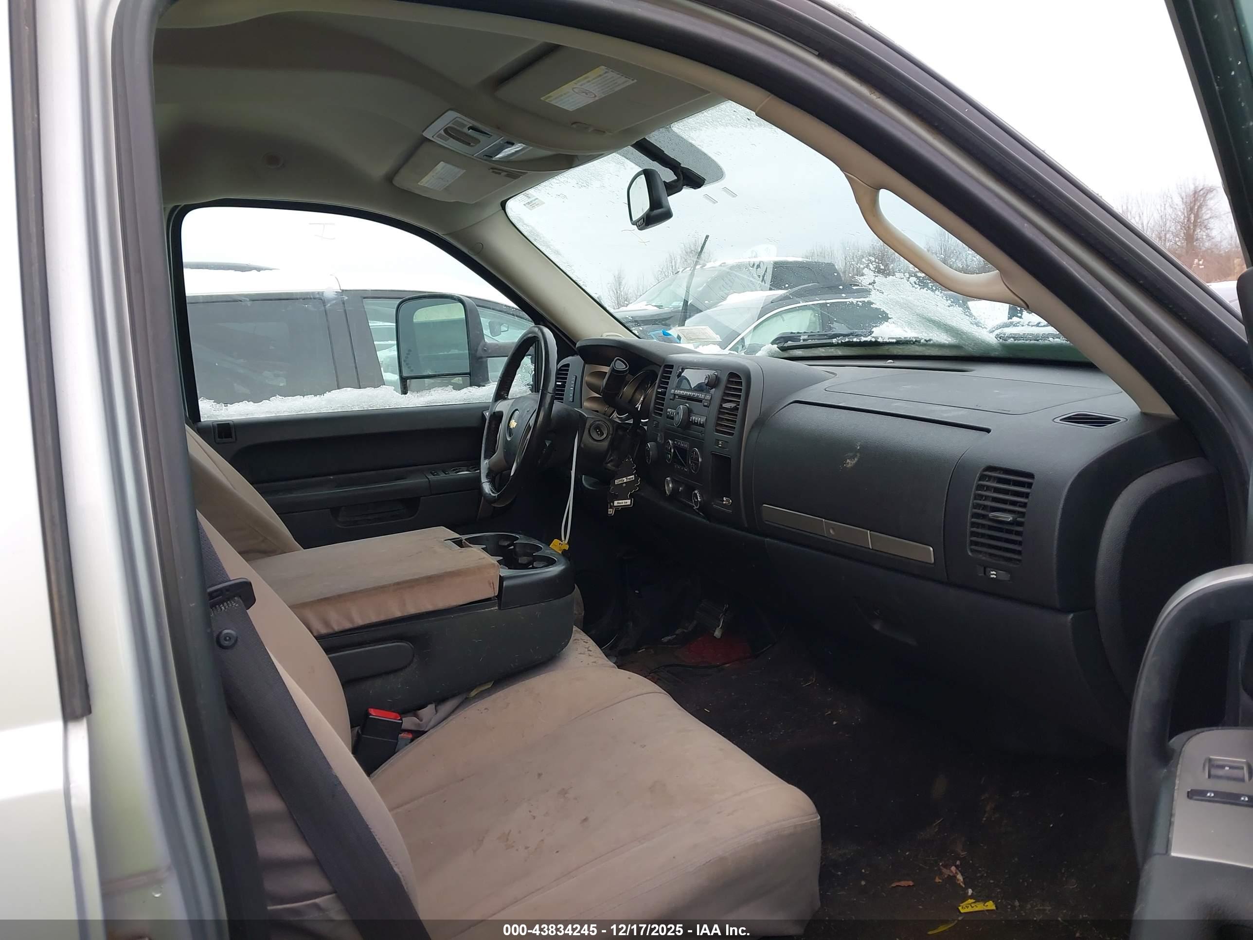 CHEVROLET SILVERADO image 5