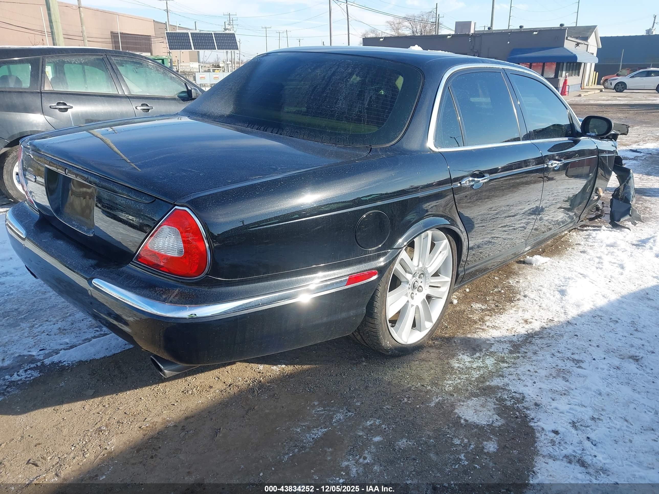 JAGUAR XJ image 4