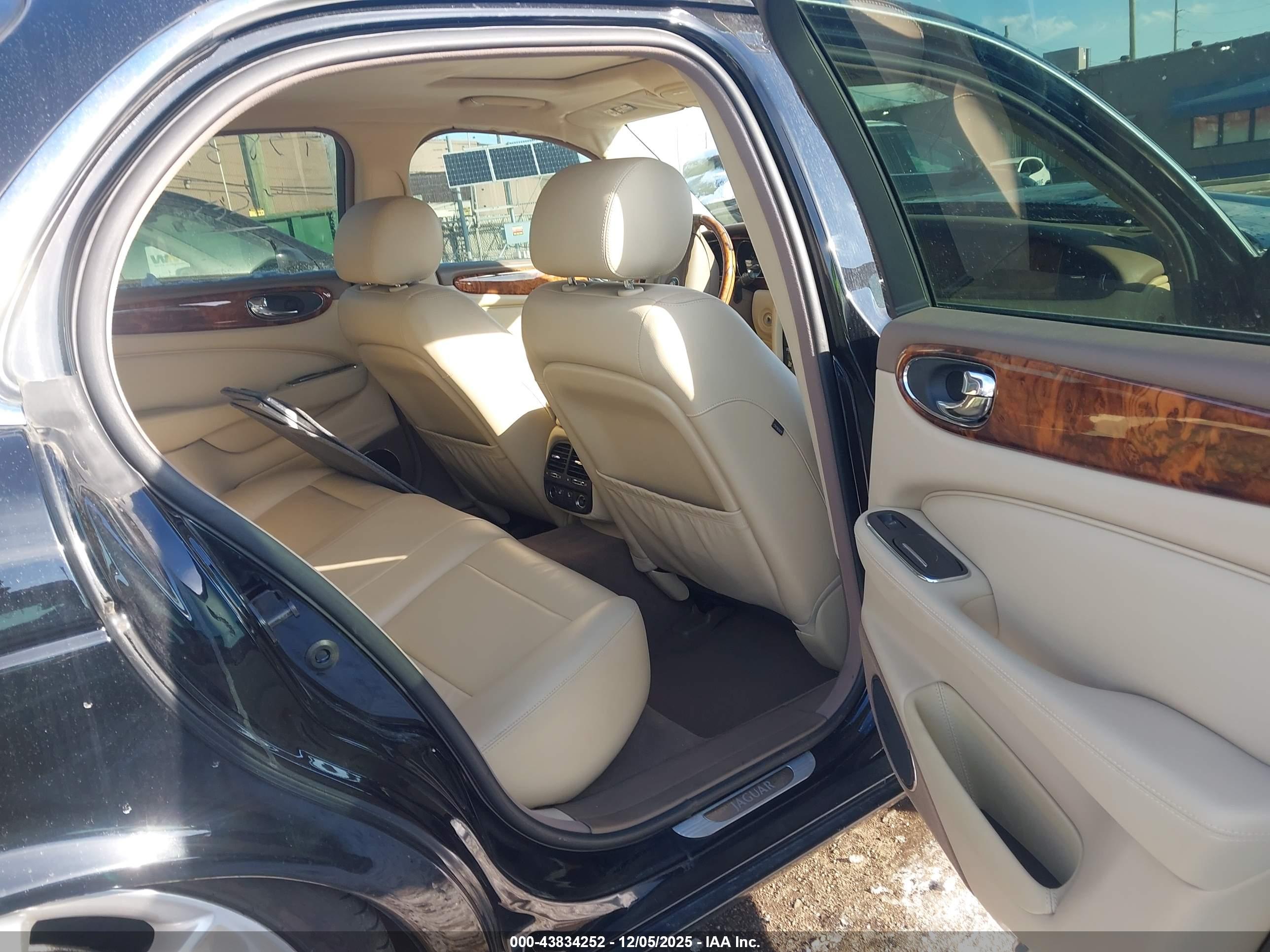 JAGUAR XJ image 8