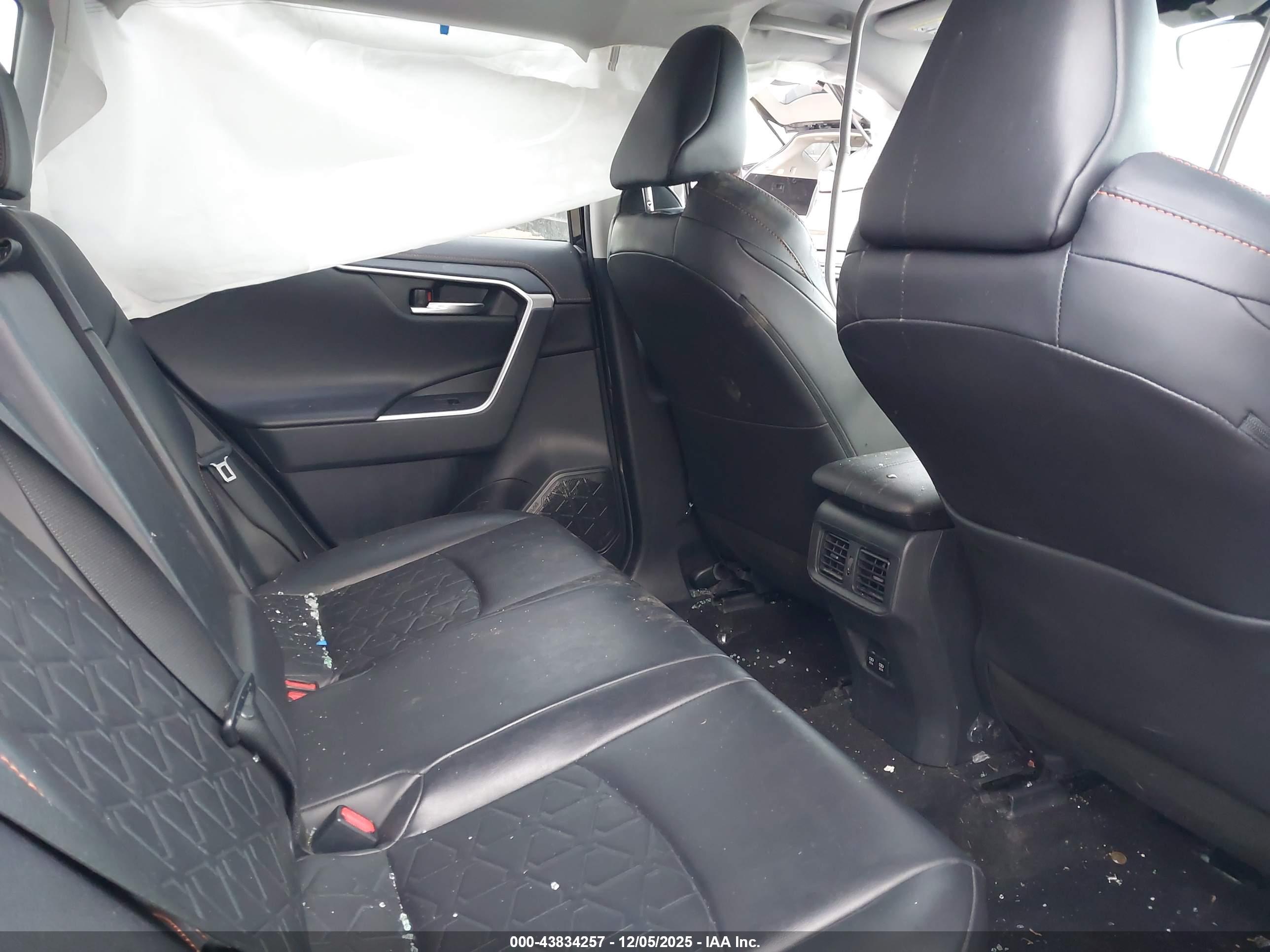 TOYOTA RAV4 image 8