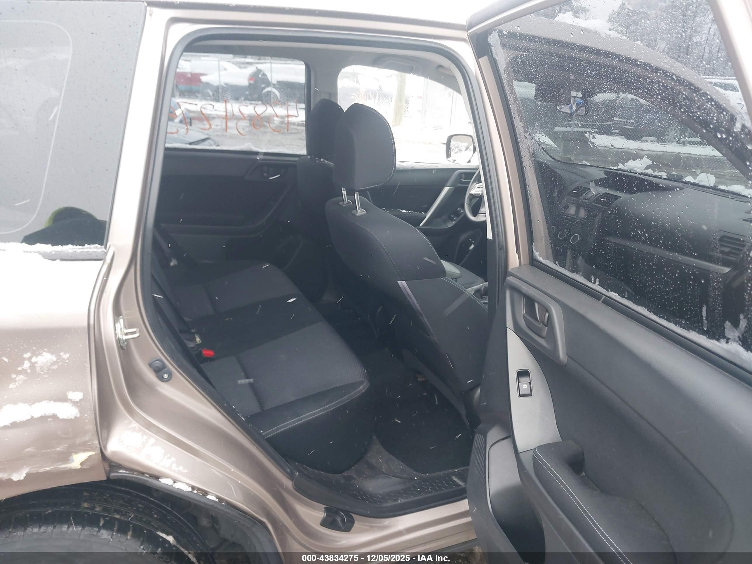 SUBARU FORESTER image 8