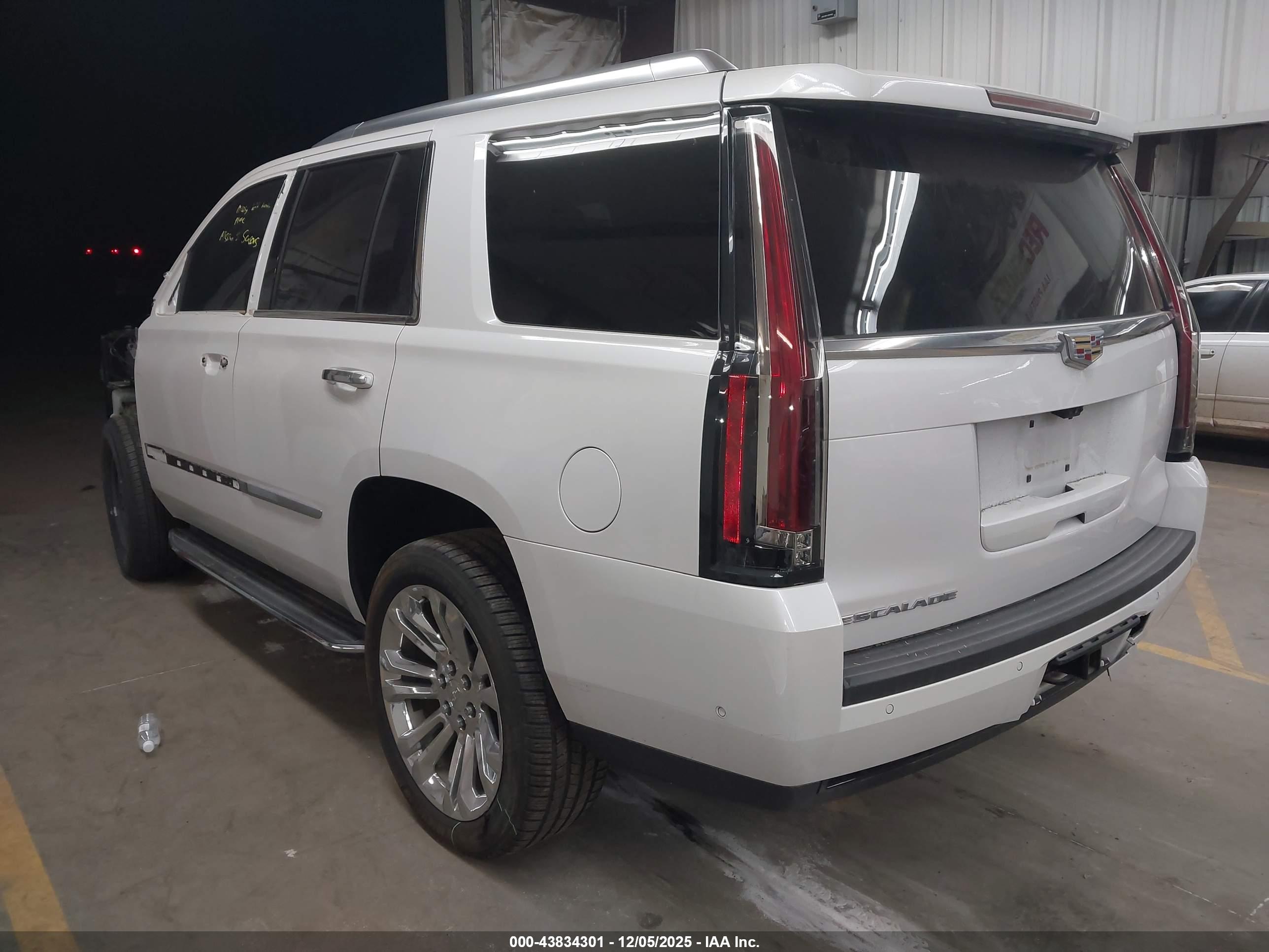 CADILLAC ESCALADE image 3