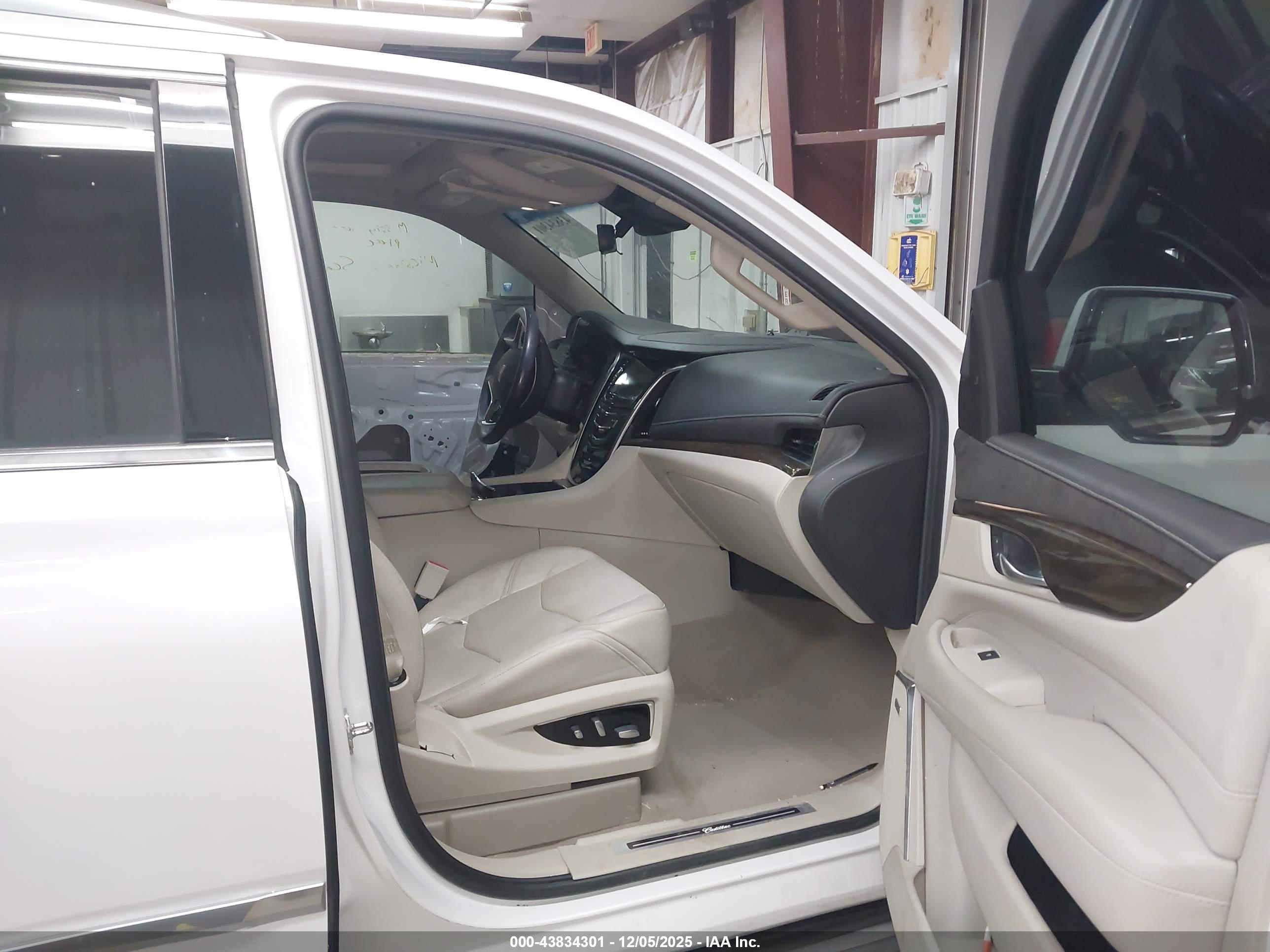 CADILLAC ESCALADE image 5