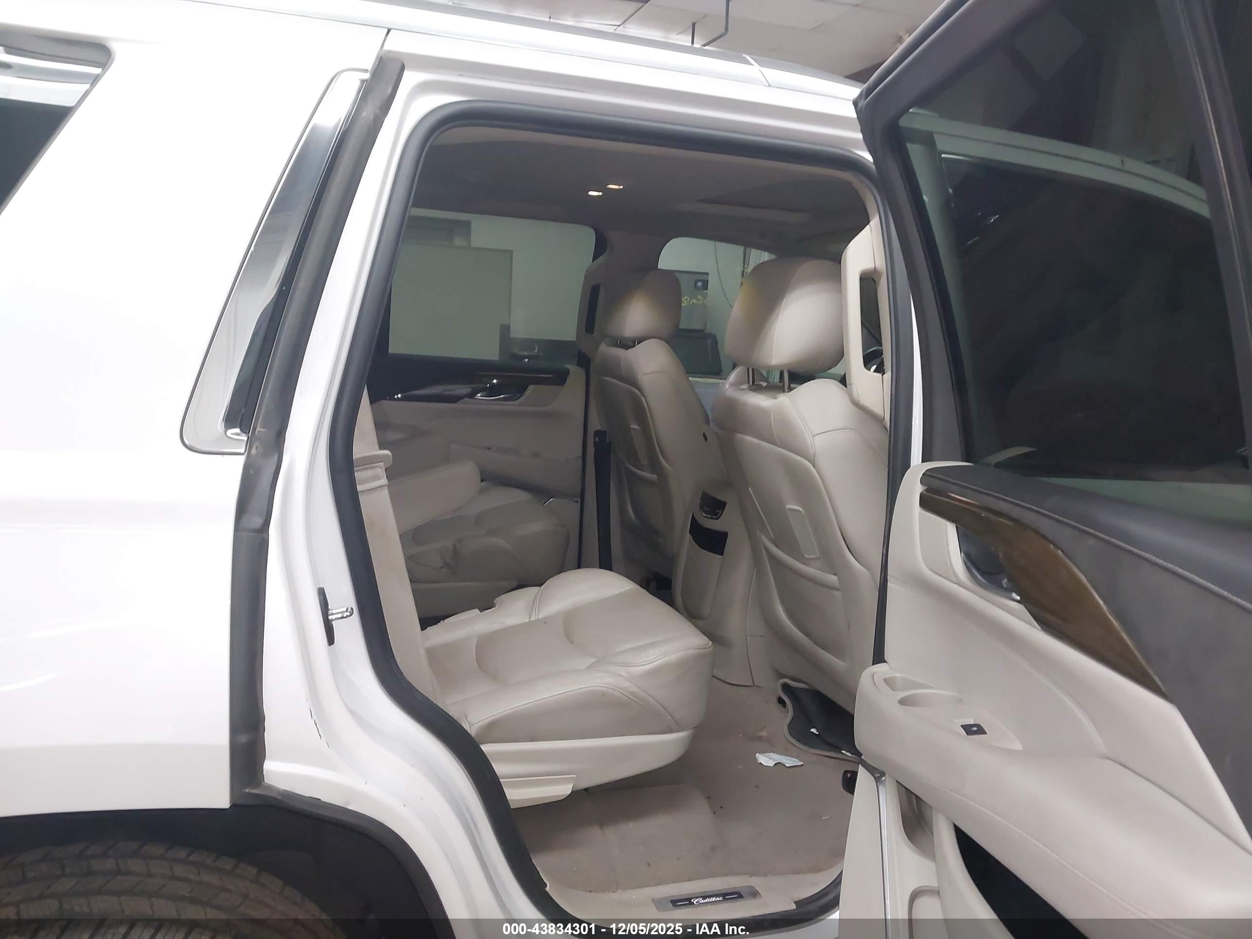 CADILLAC ESCALADE image 8