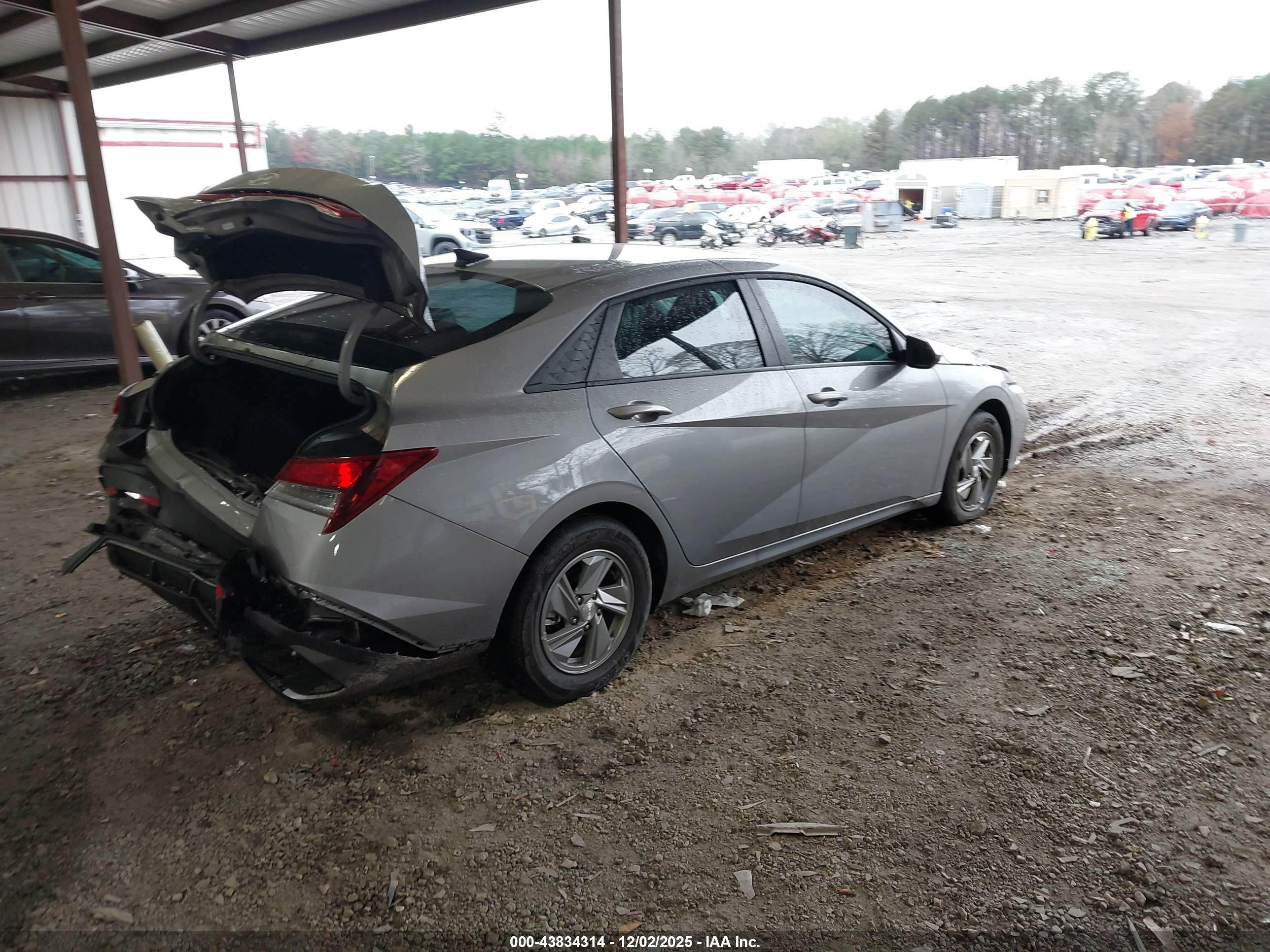 HYUNDAI ELANTRA image 4
