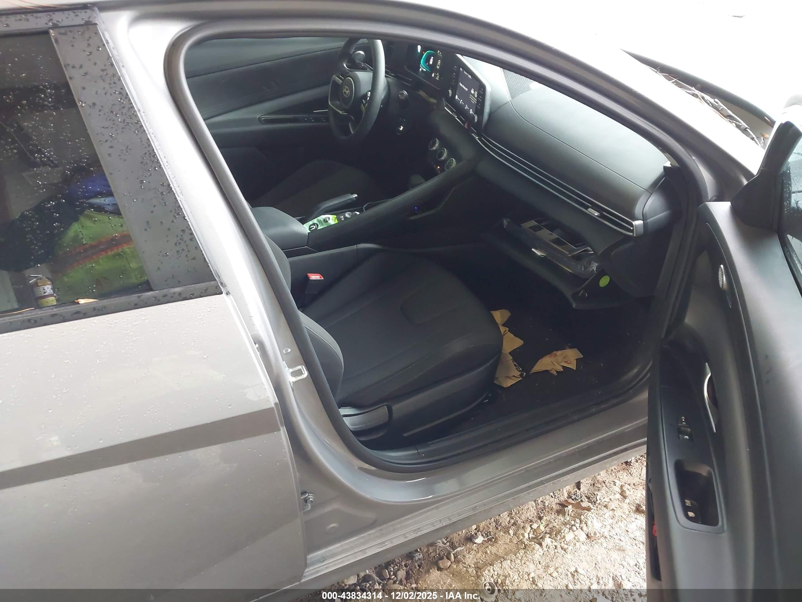 HYUNDAI ELANTRA image 5
