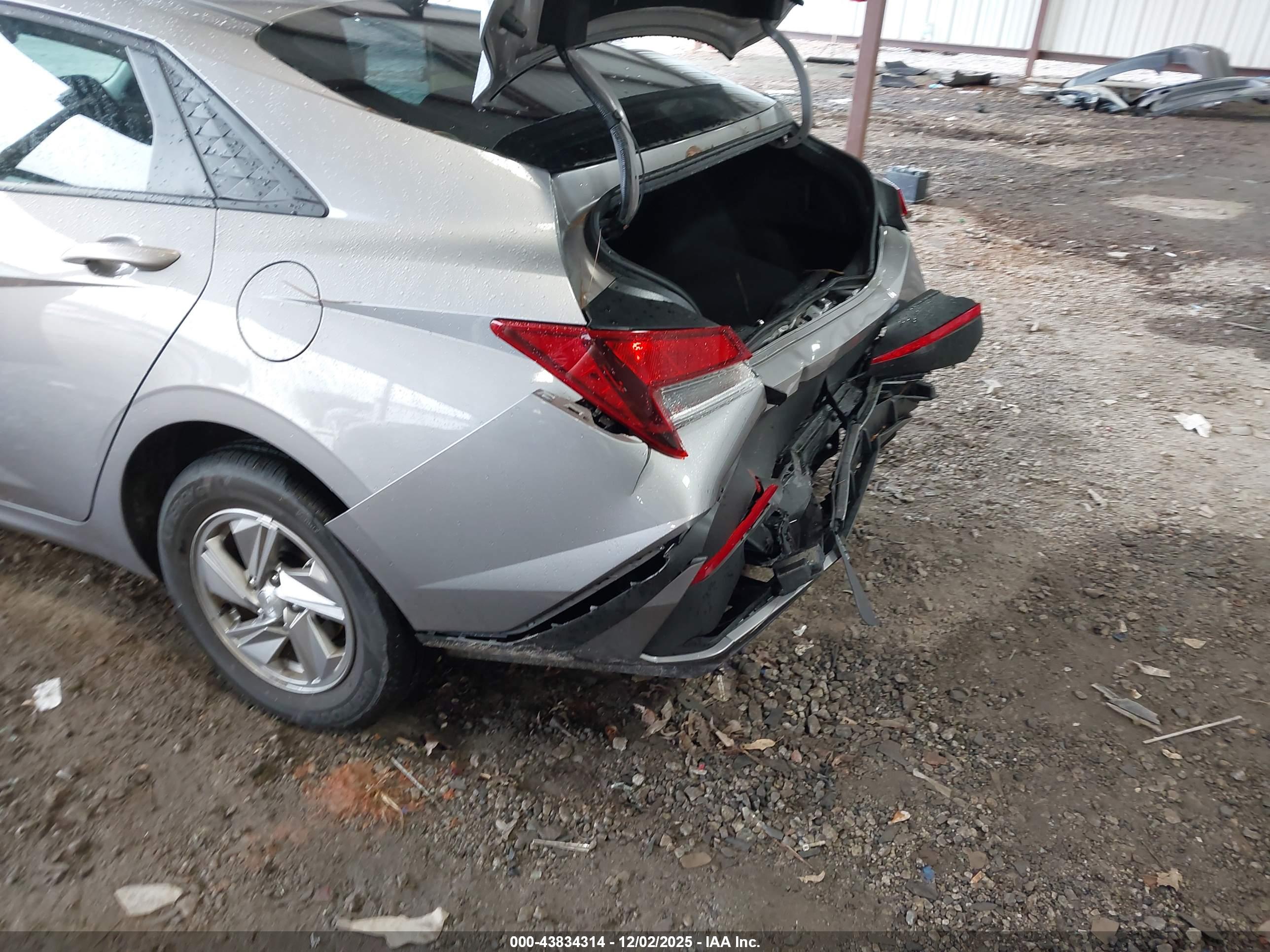 HYUNDAI ELANTRA image 6