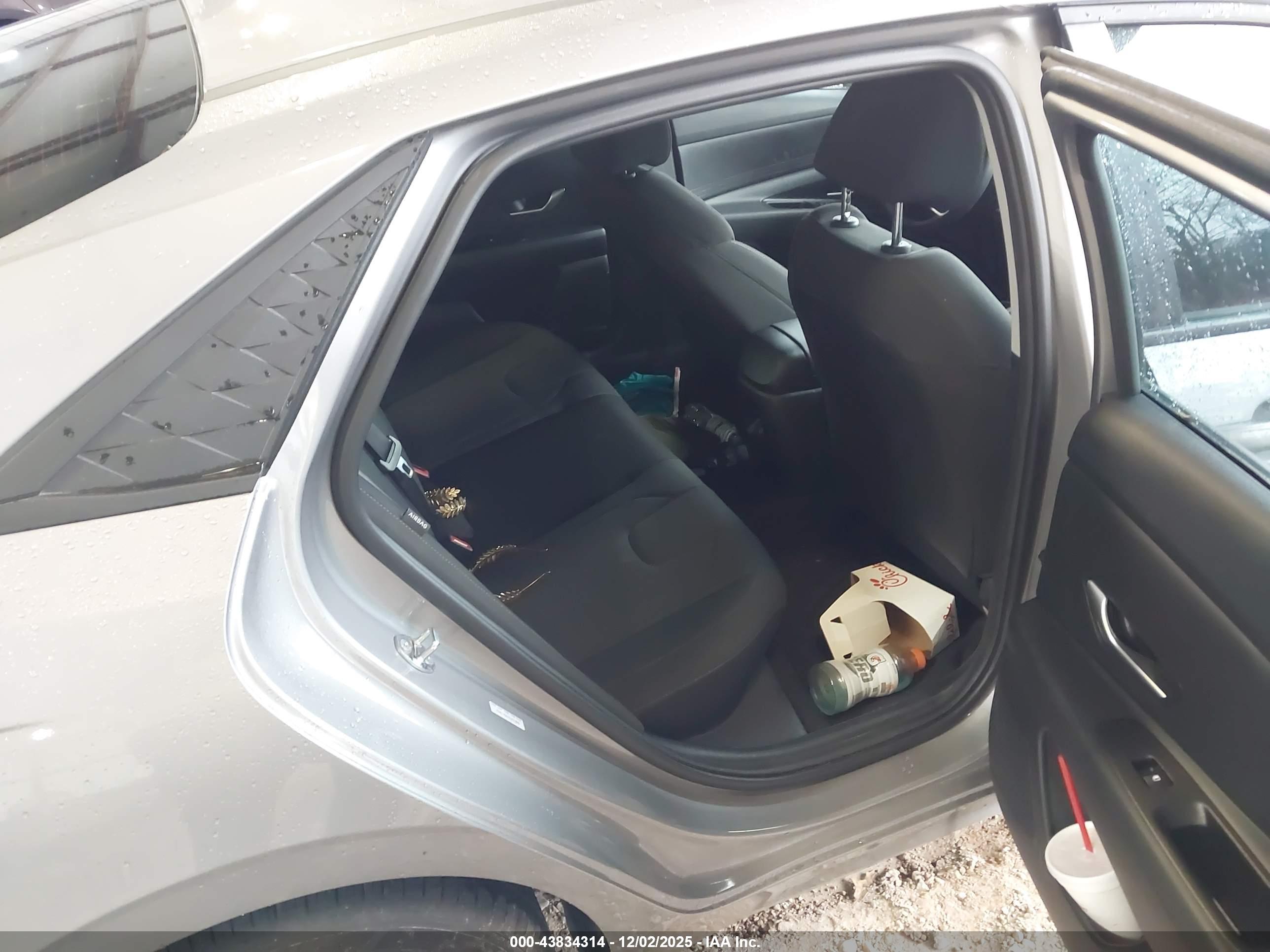 HYUNDAI ELANTRA image 8